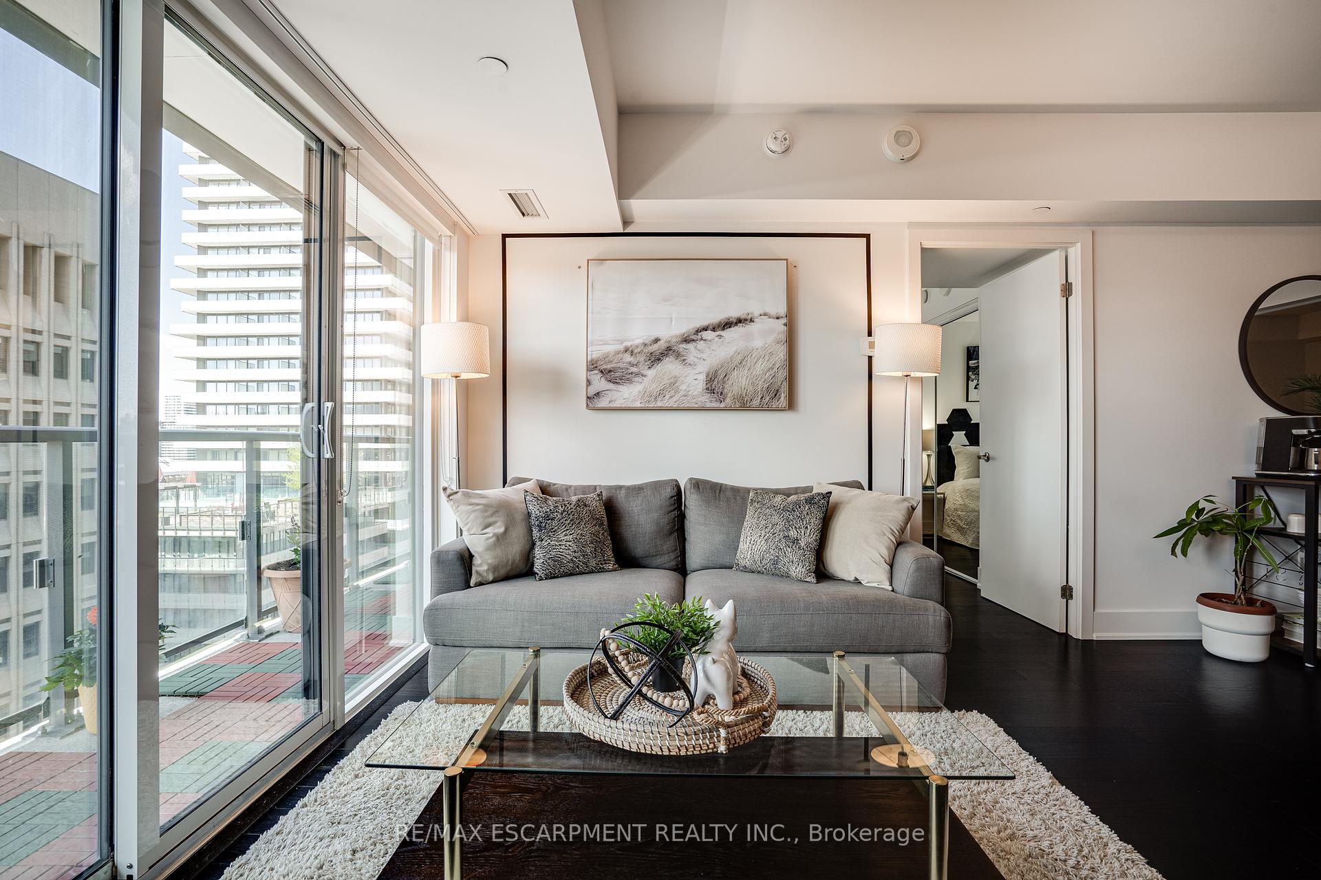 3 Bedrooms Condo at 955 BAY, Toronto For sale