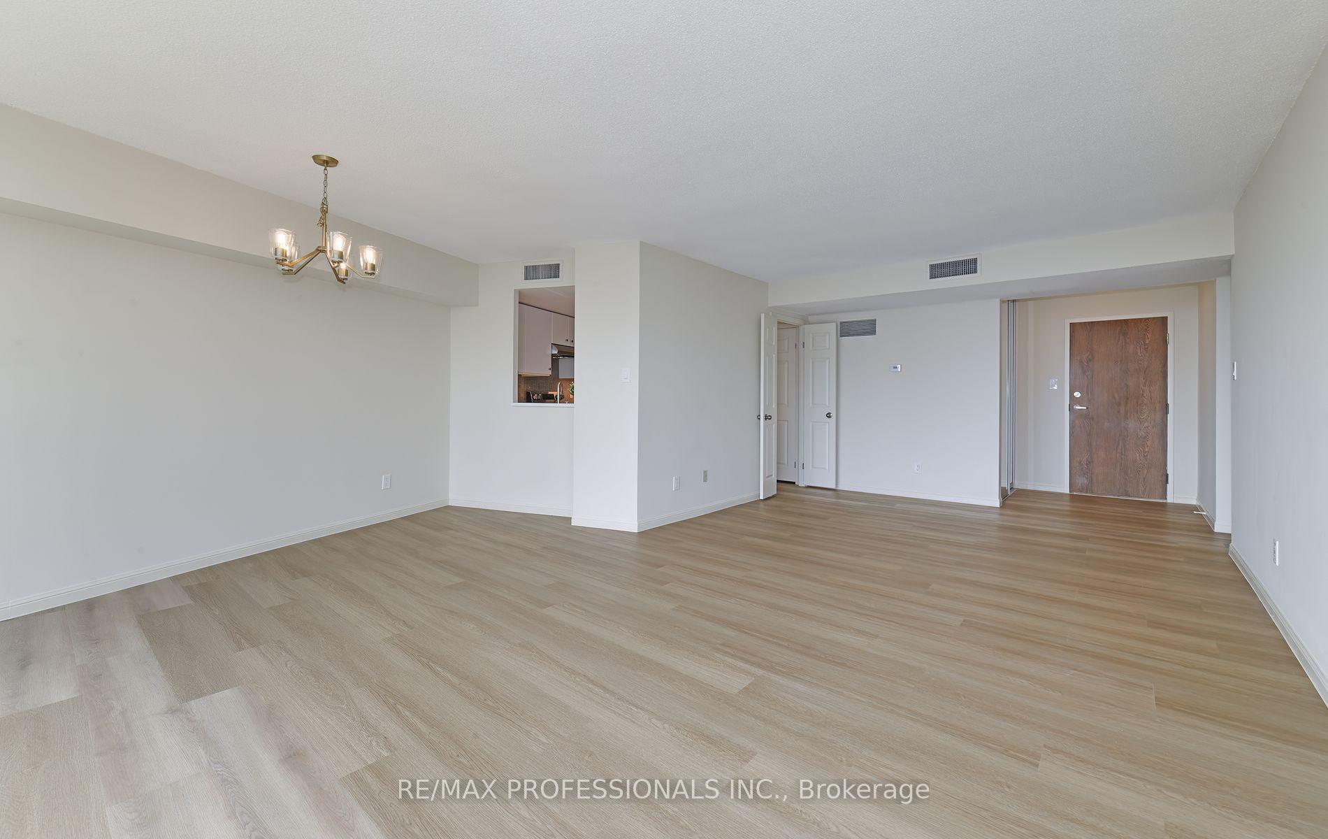 3 Bedrooms Condo at 40 Richview, Toronto For sale
