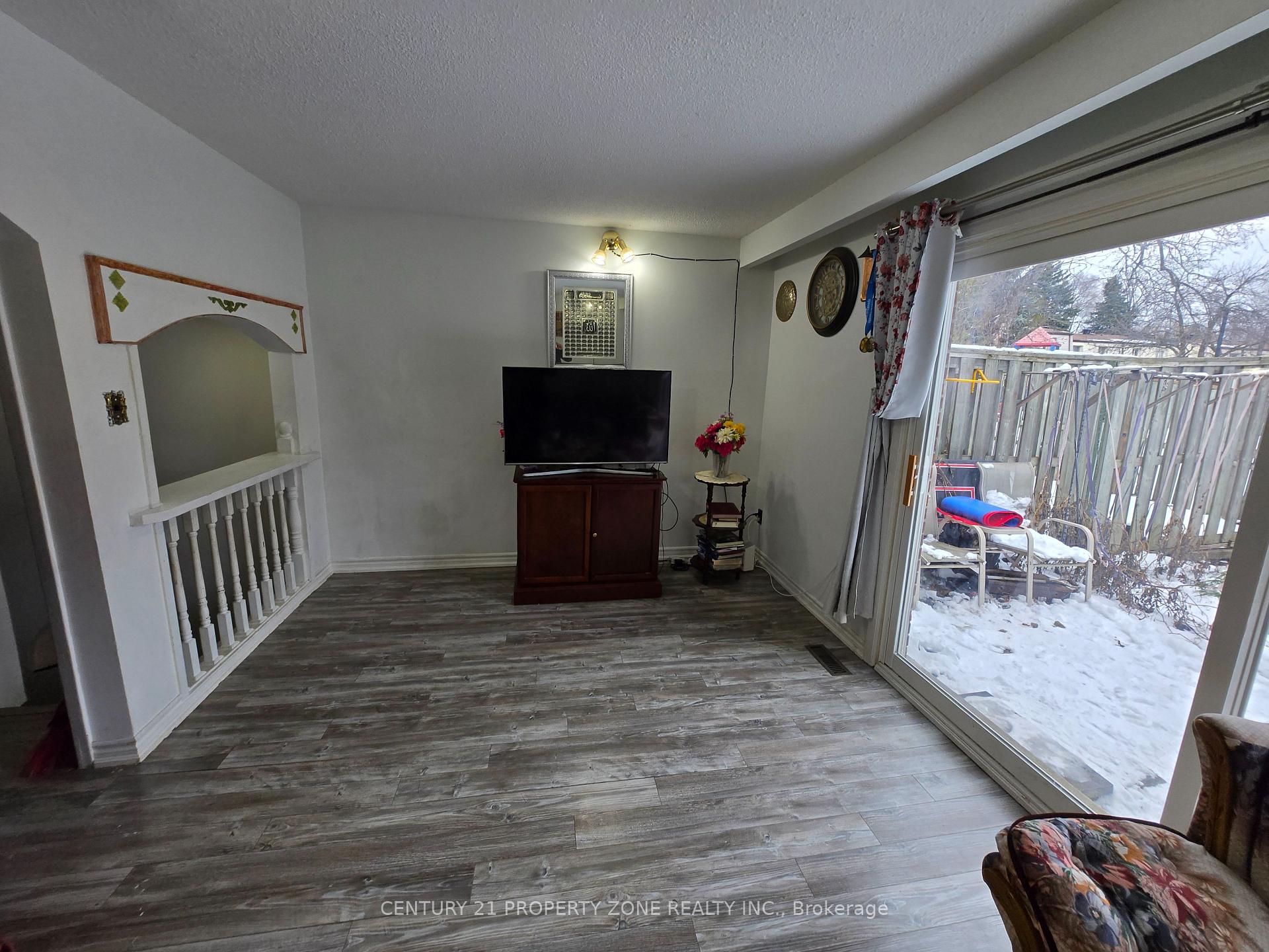 4 Bedrooms Condo at 3175 Kirwin, Mississauga For sale