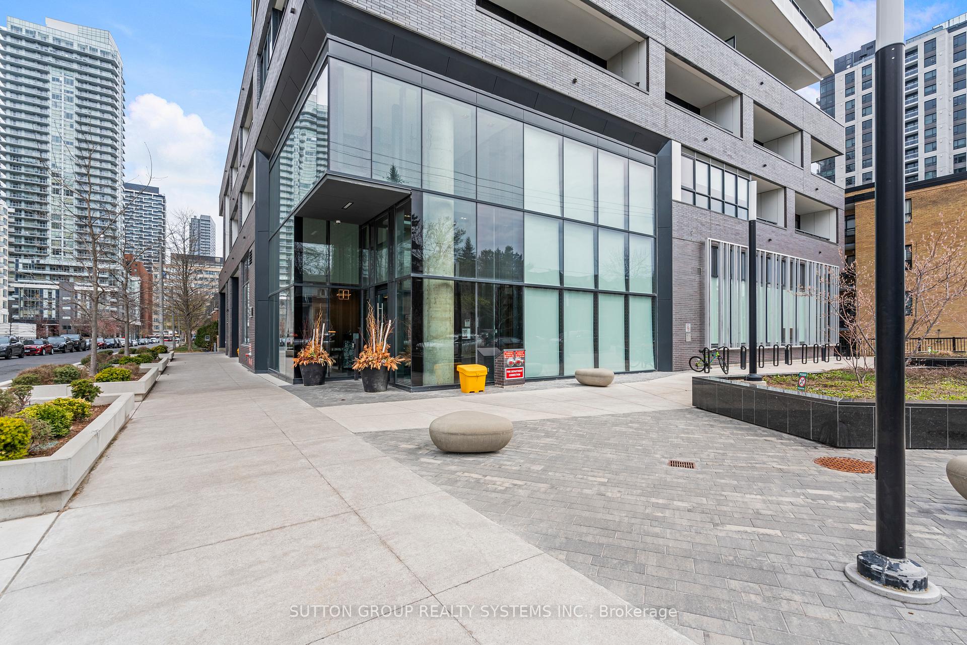 2 Bedrooms Condo at 11 Lillian, Toronto For sale
