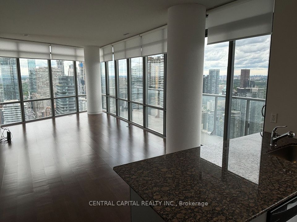 #4805 - 832 Bay Street, Toronto, ON M5S 1Z6