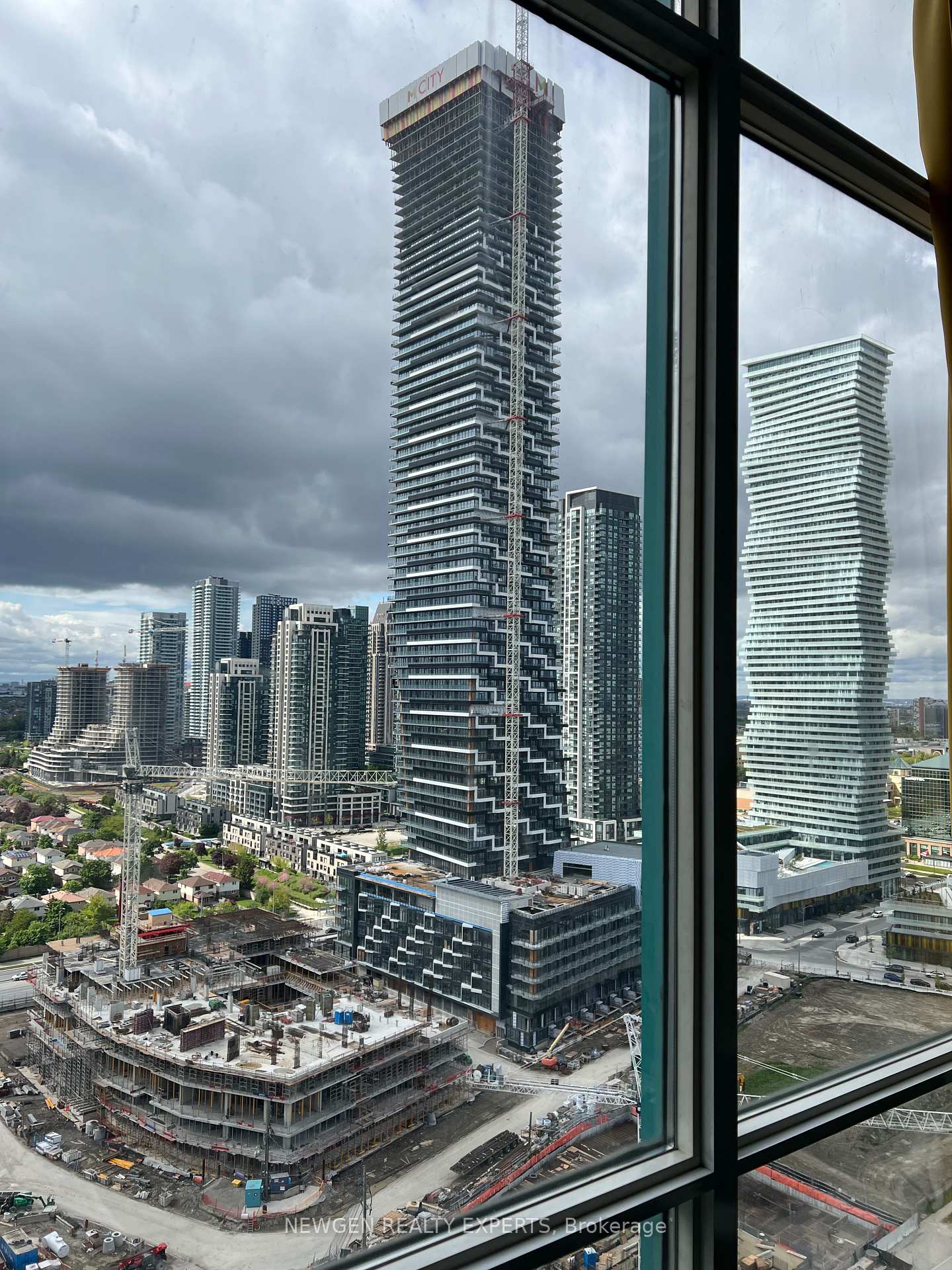 3 Bedrooms Condo at 550 Webb, Mississauga For sale