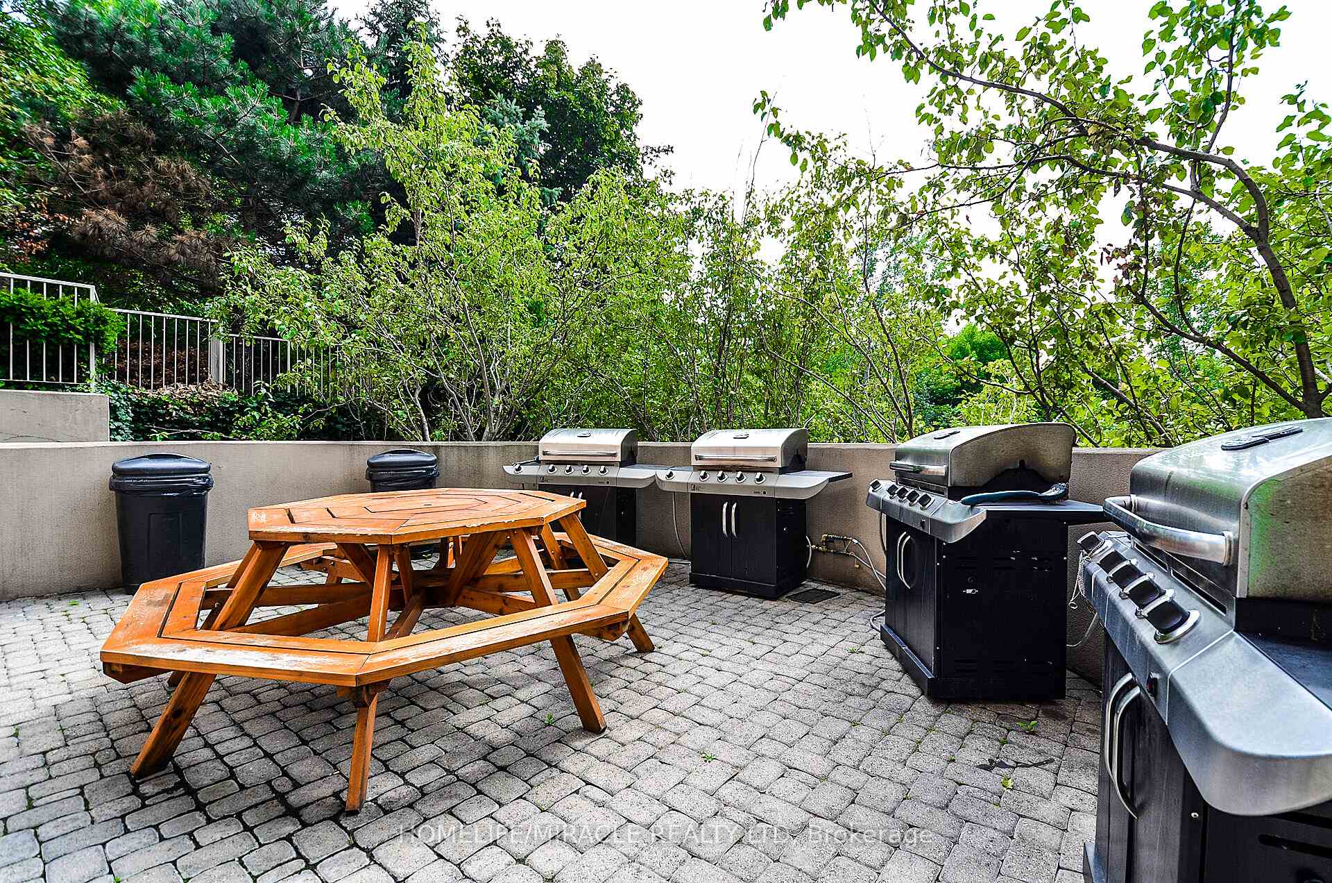 2 Bedrooms Condo at 50 Eglinton, Mississauga For sale