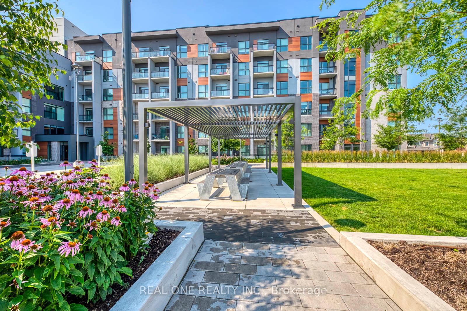 2 Bedrooms Condo at 95 Dundas, Oakville For sale