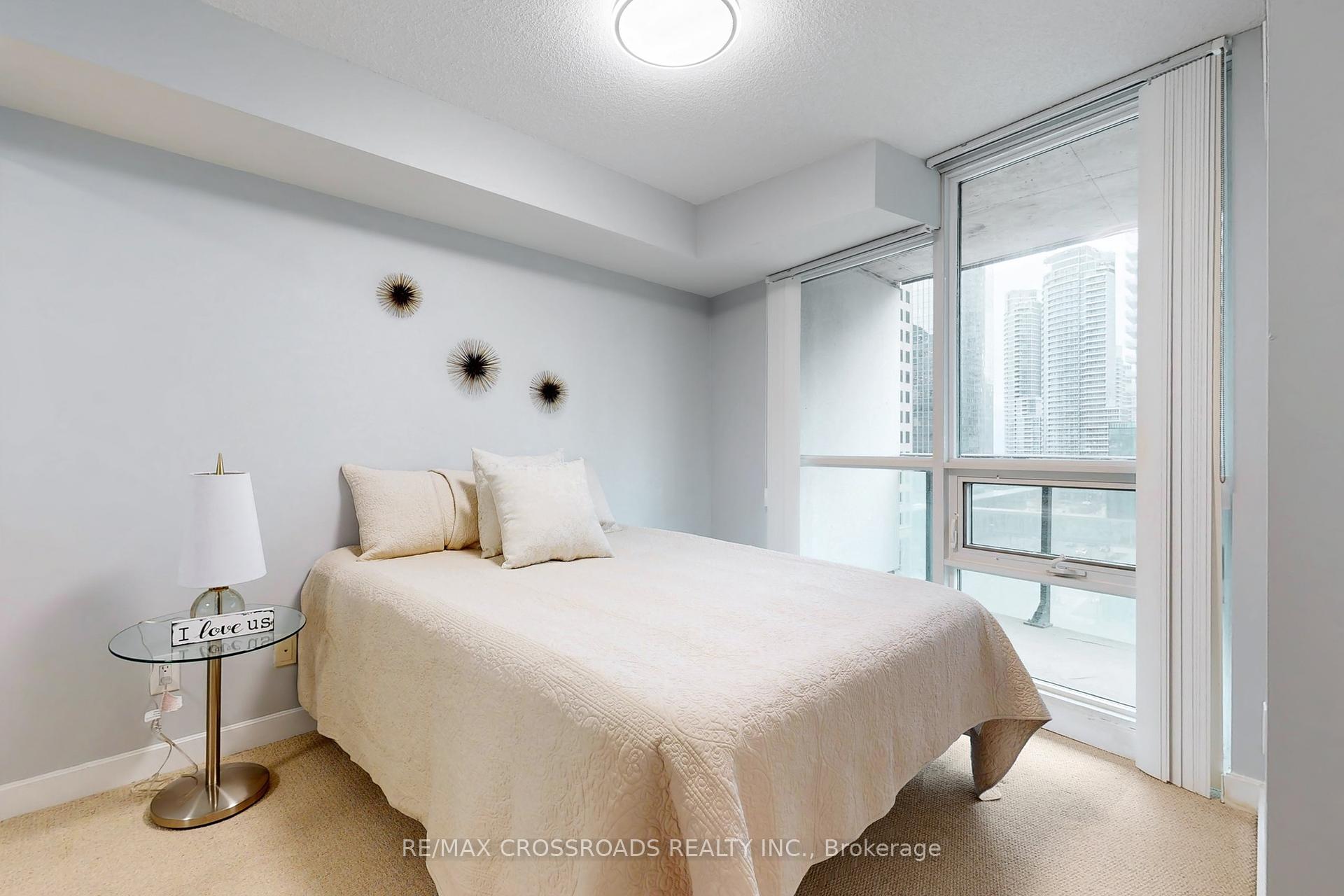 2 Bedrooms Condo at 33 Bay, Toronto For sale