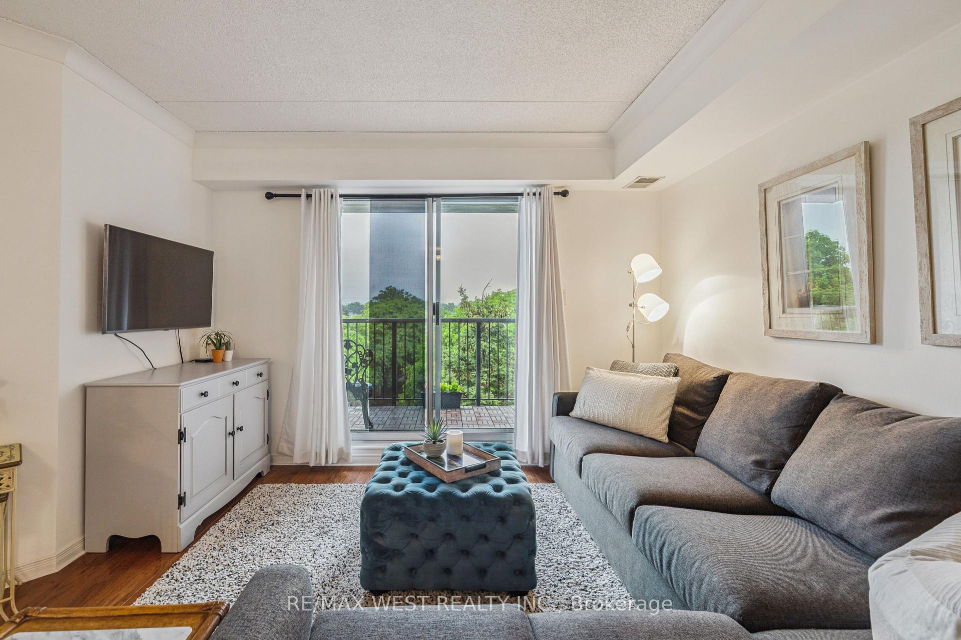 2 Bedrooms Condo at 3499 Upper Middle, Burlington For sale