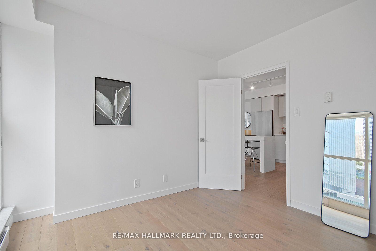 2 Bedrooms Condo at 77 Harbour, Toronto For sale
