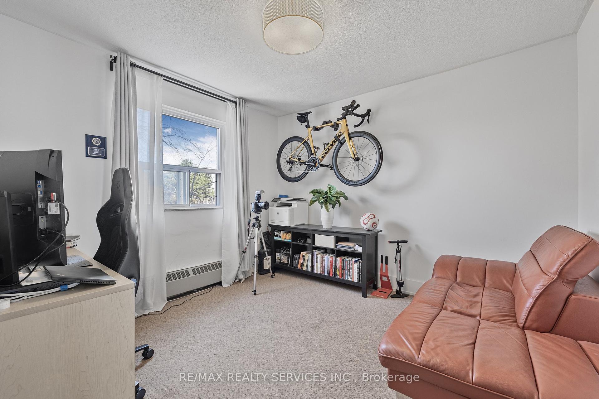 2 Bedrooms Condo at 15 Elizabeth, Mississauga For sale