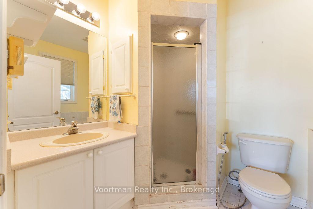 2 Bedrooms Condo at 360 Silverbirch,  Hamilton For sale