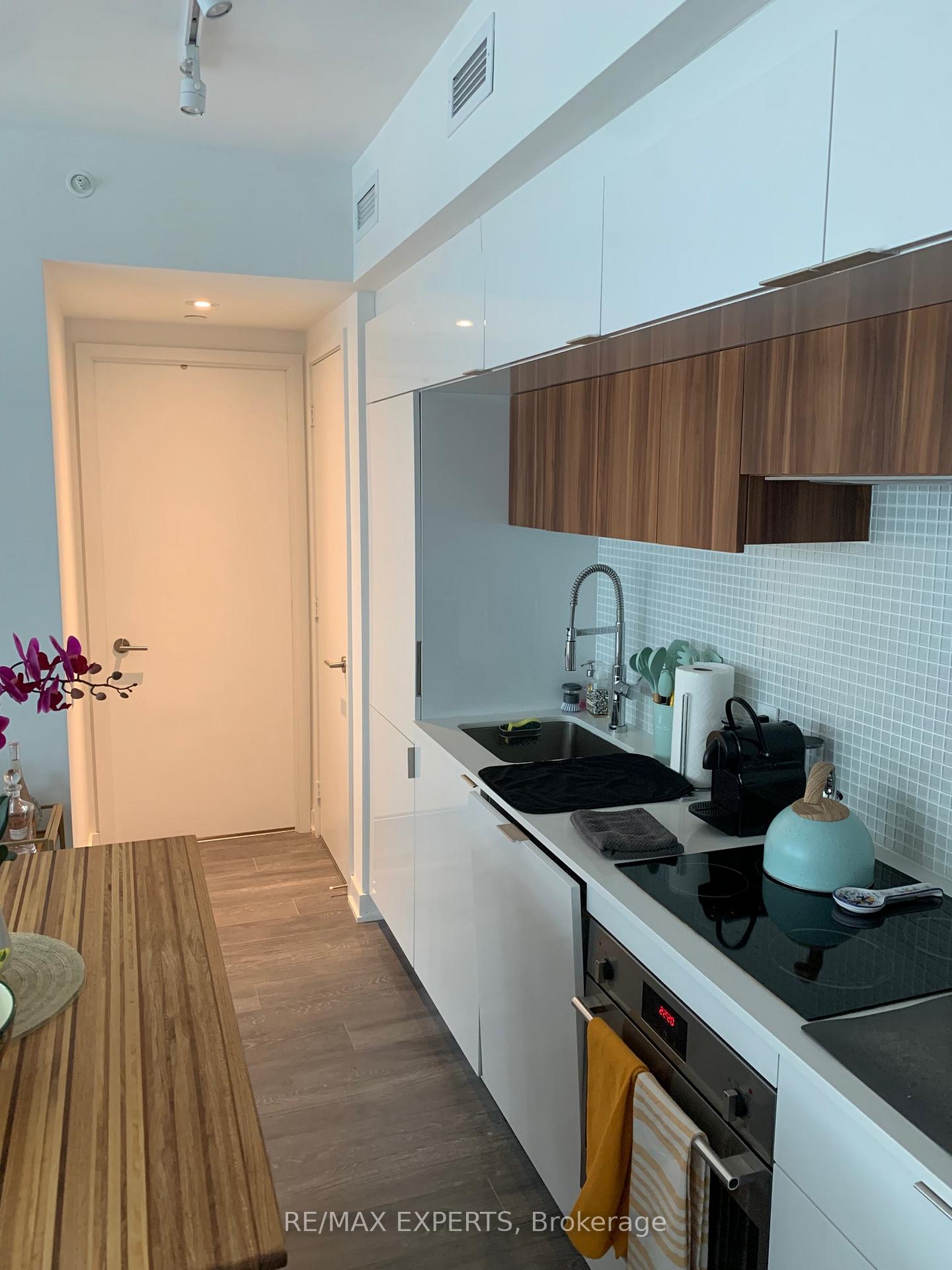 1 Bedroom Condo at 185 Roehampton, Toronto For sale