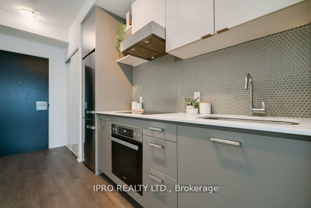 2 Bedrooms Condo at 11 Lillian, Toronto For sale