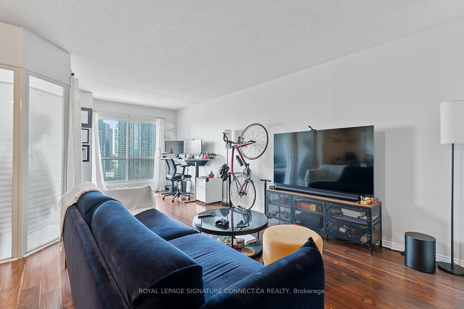 2 Bedrooms Condo at 25 The Esplanade, Toronto For sale