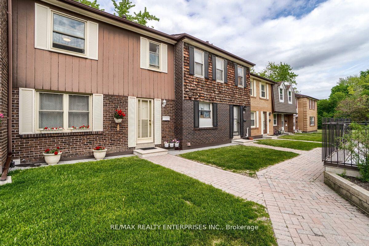 4 Bedrooms Condo at 25 Brimwood,  Toronto For sale