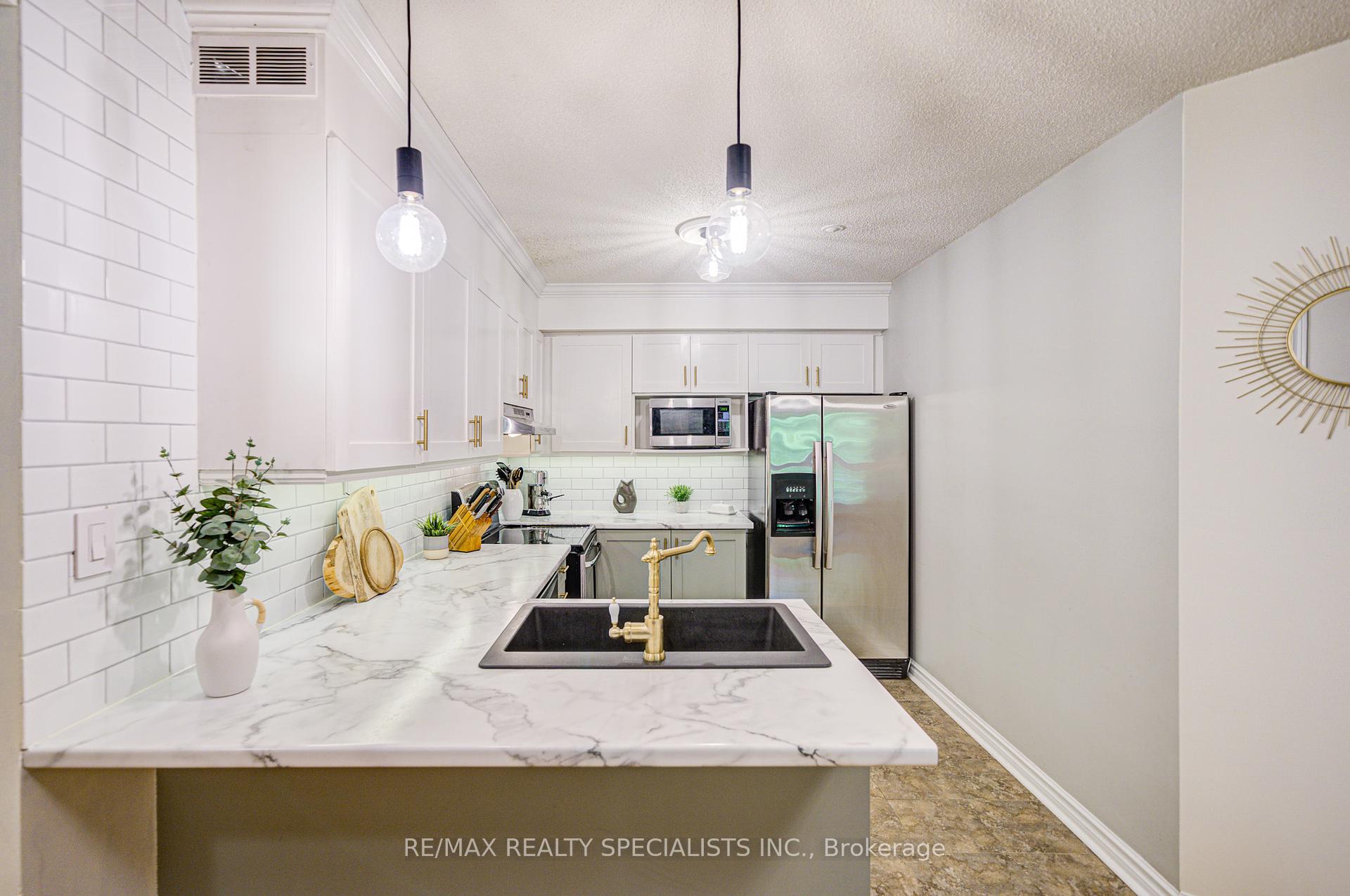 2 Bedrooms Condo at 2030 Cleaver, Burlington For sale