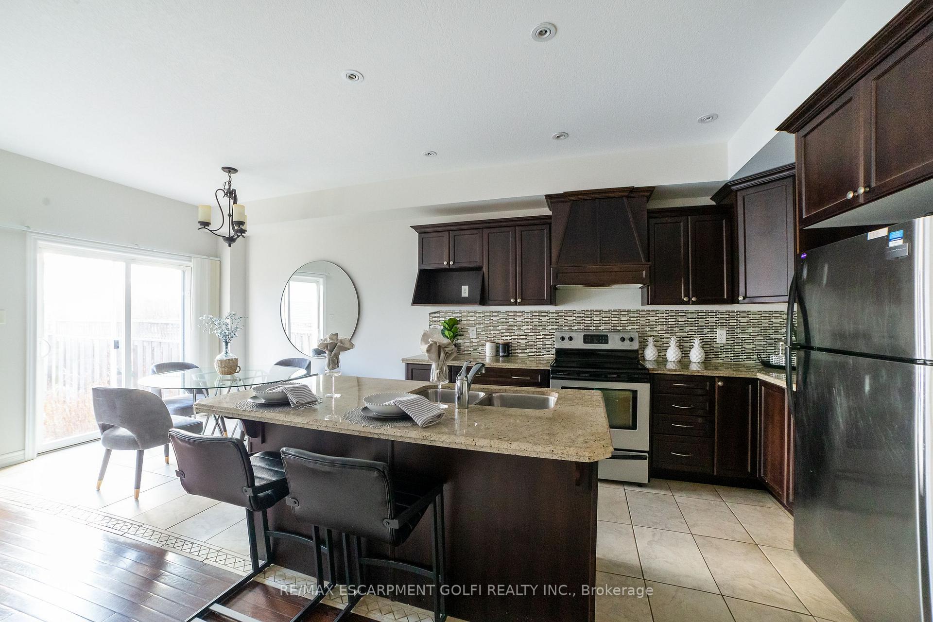 3 Bedrooms Condo at 7 FOREST VALLEY,  Hamilton For sale