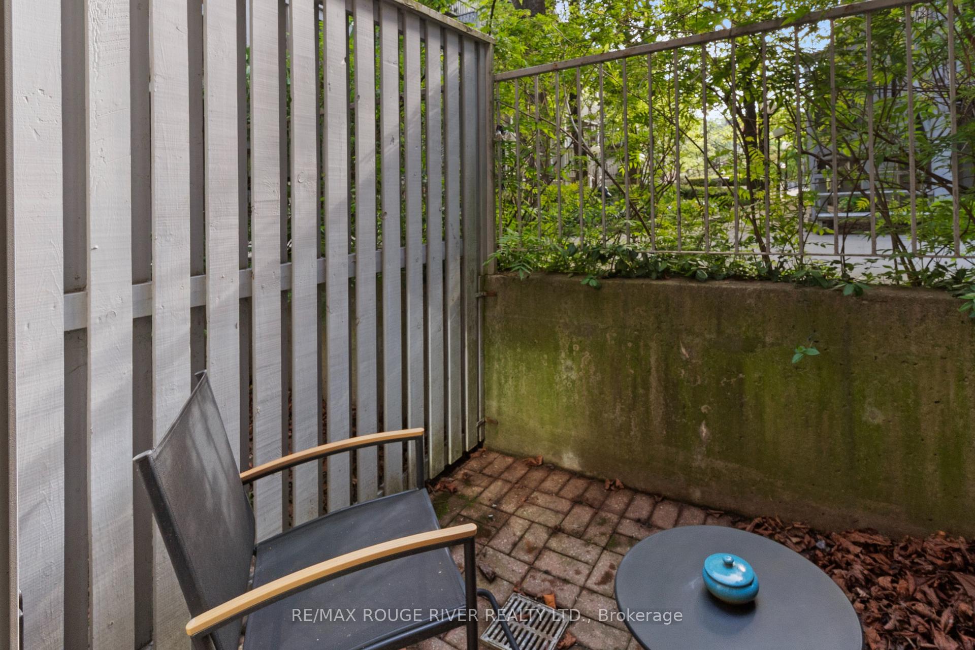 2 Bedrooms Condo at 32 Massey, Toronto For sale