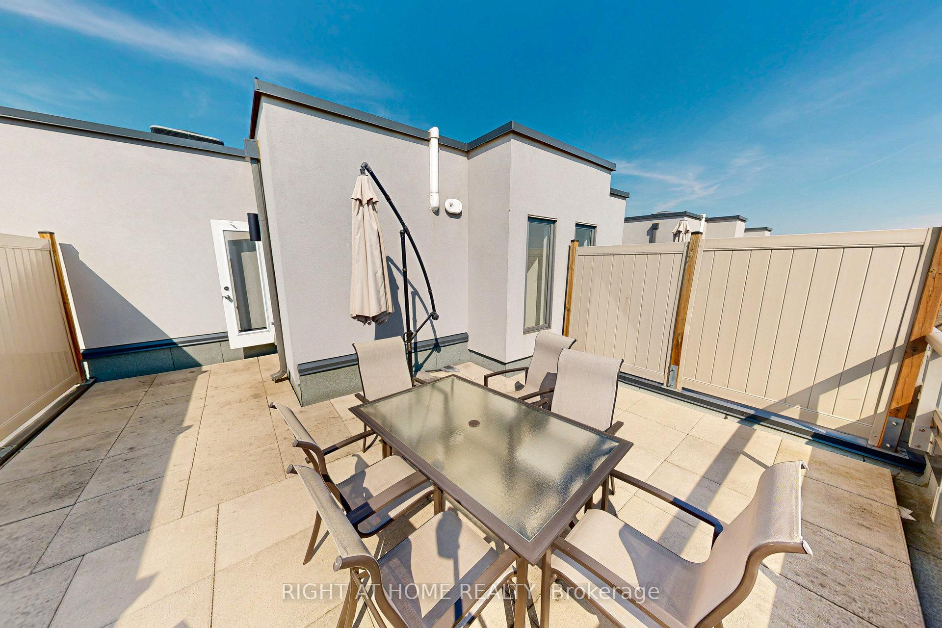 2 Bedrooms Condo at 3058 Sixth, Oakville For sale