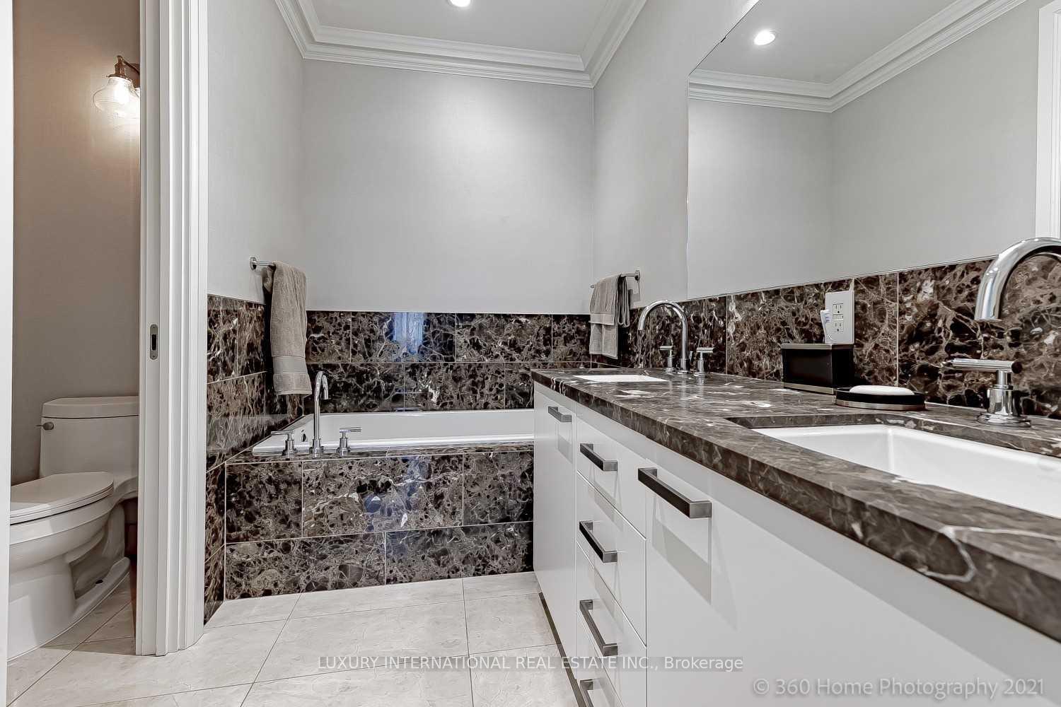 2 Bedrooms Condo at 311 Bay,  Toronto For sale