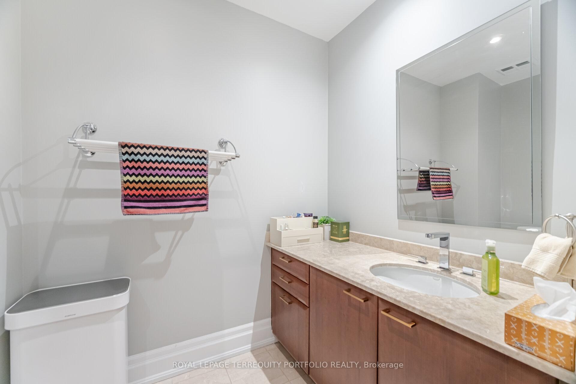 4 Bedrooms Condo at 51 York Mills,  Toronto For sale