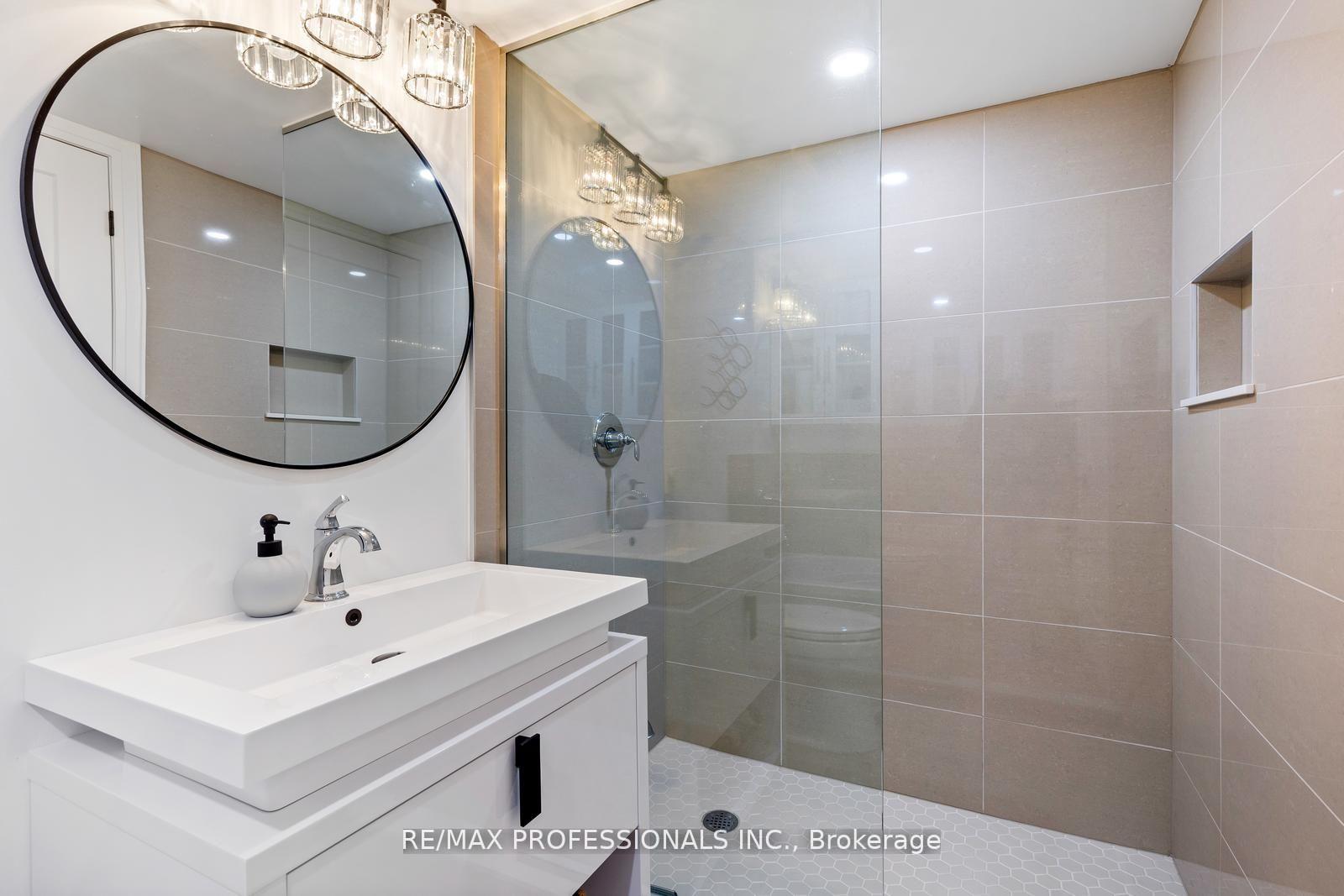 2 Bedrooms Condo at 410 Queens,  Toronto For sale