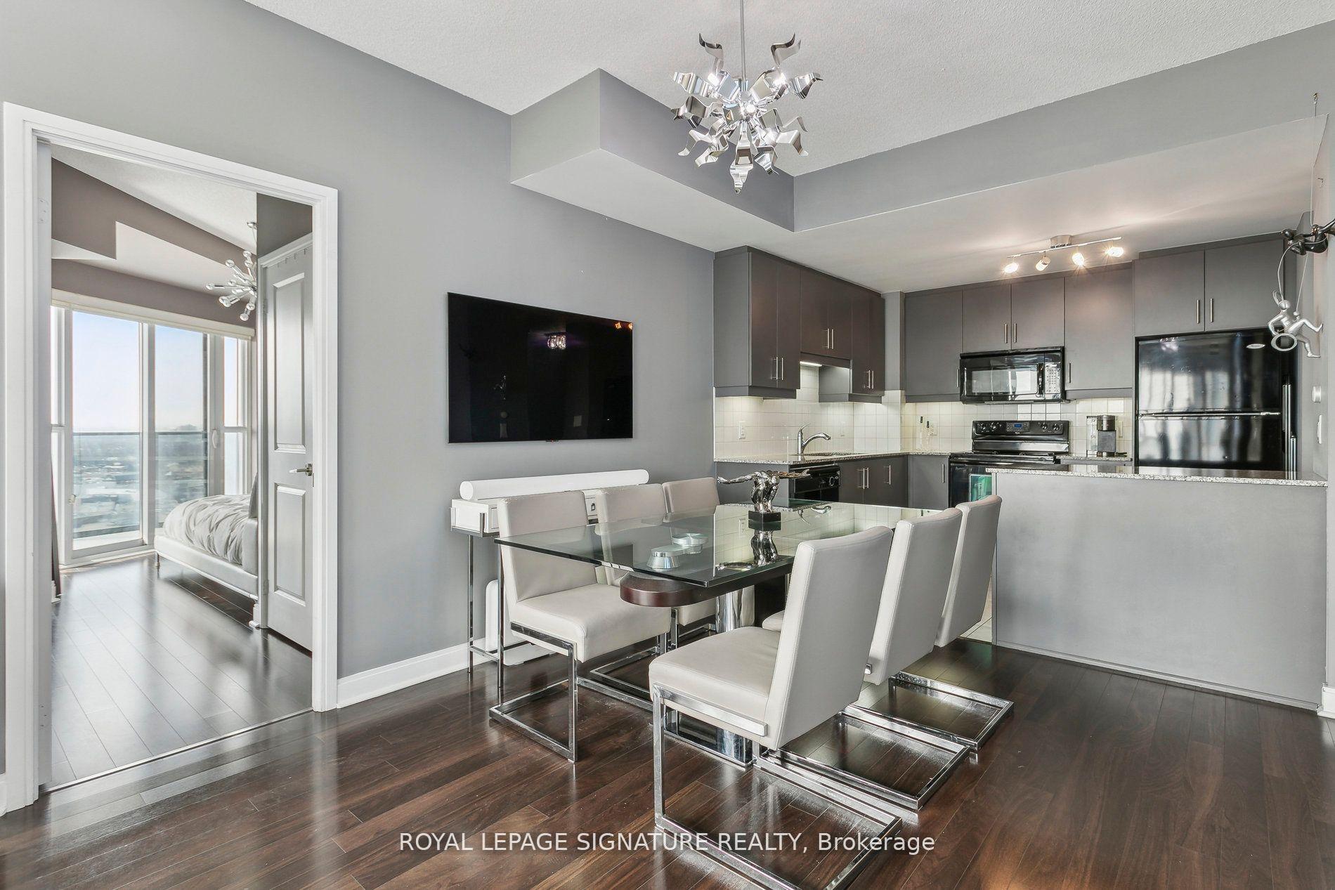 3 Bedrooms Condo at 60 Absolute, Mississauga For sale