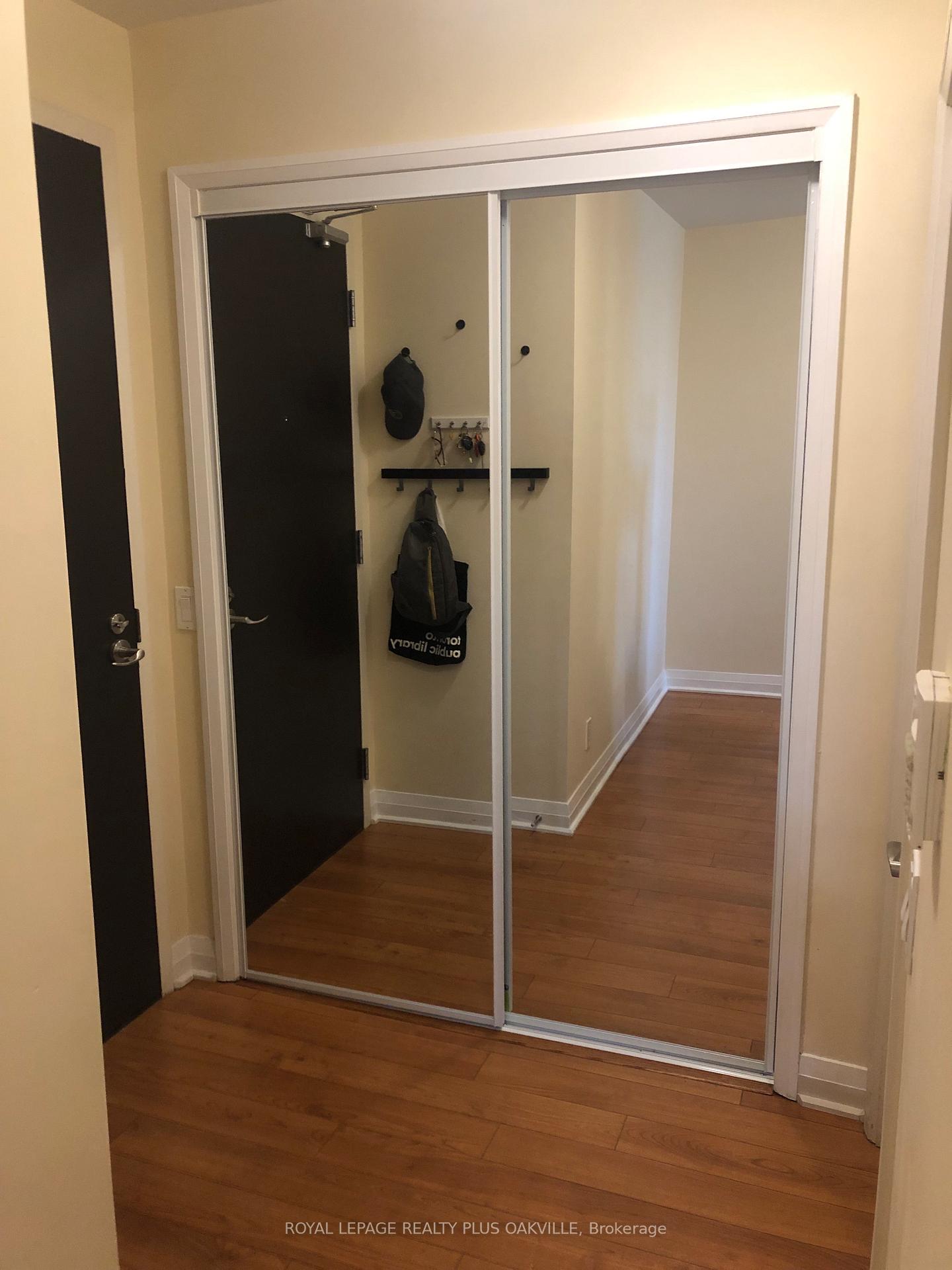 2 Bedrooms Condo at 5 Valhalla Inn,  Toronto For sale