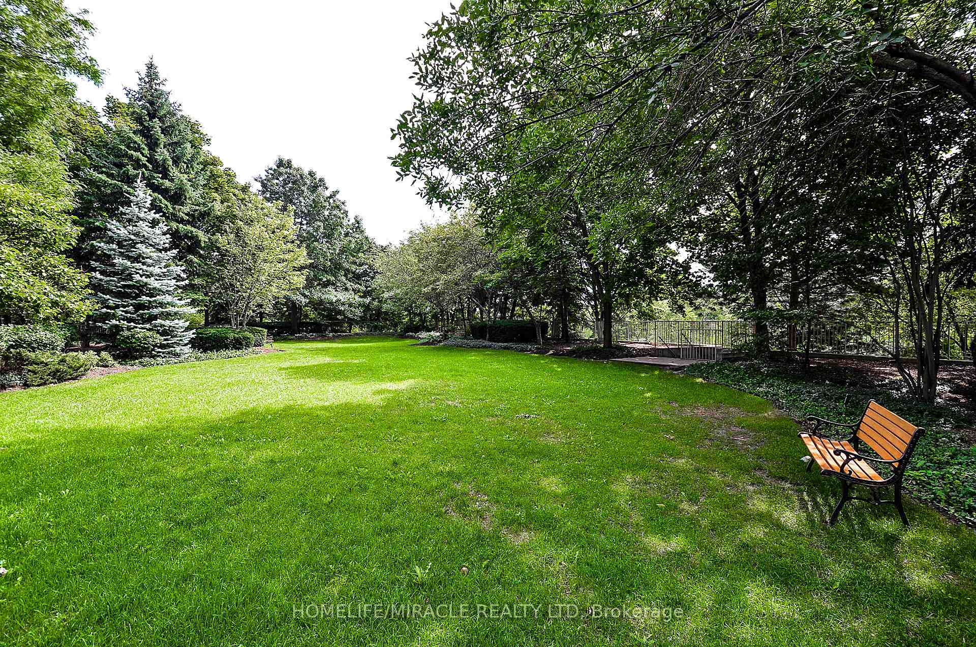 2 Bedrooms Condo at 50 Eglinton, Mississauga For sale