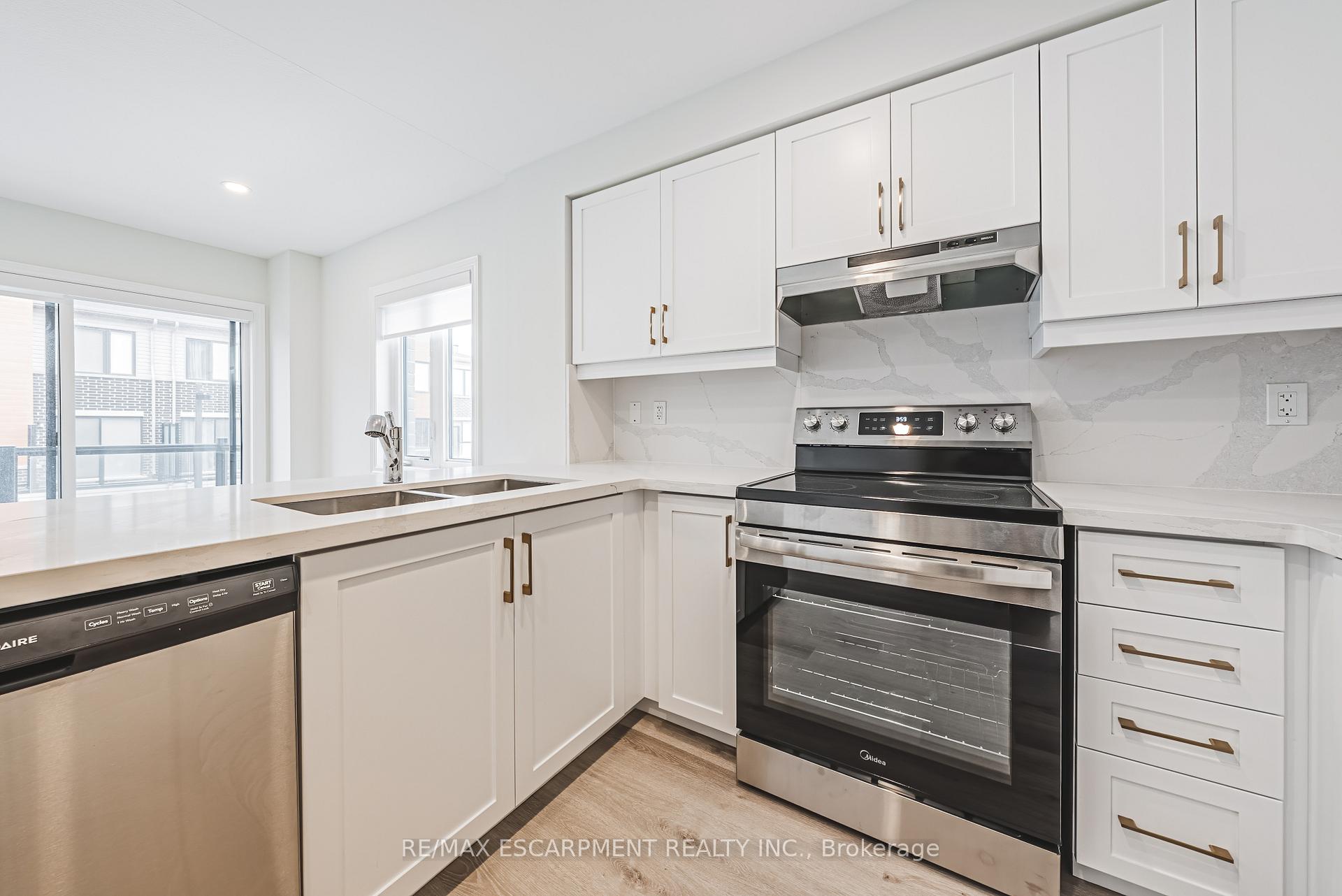 3 Bedrooms Condo at 55 Dryden,  Hamilton For sale