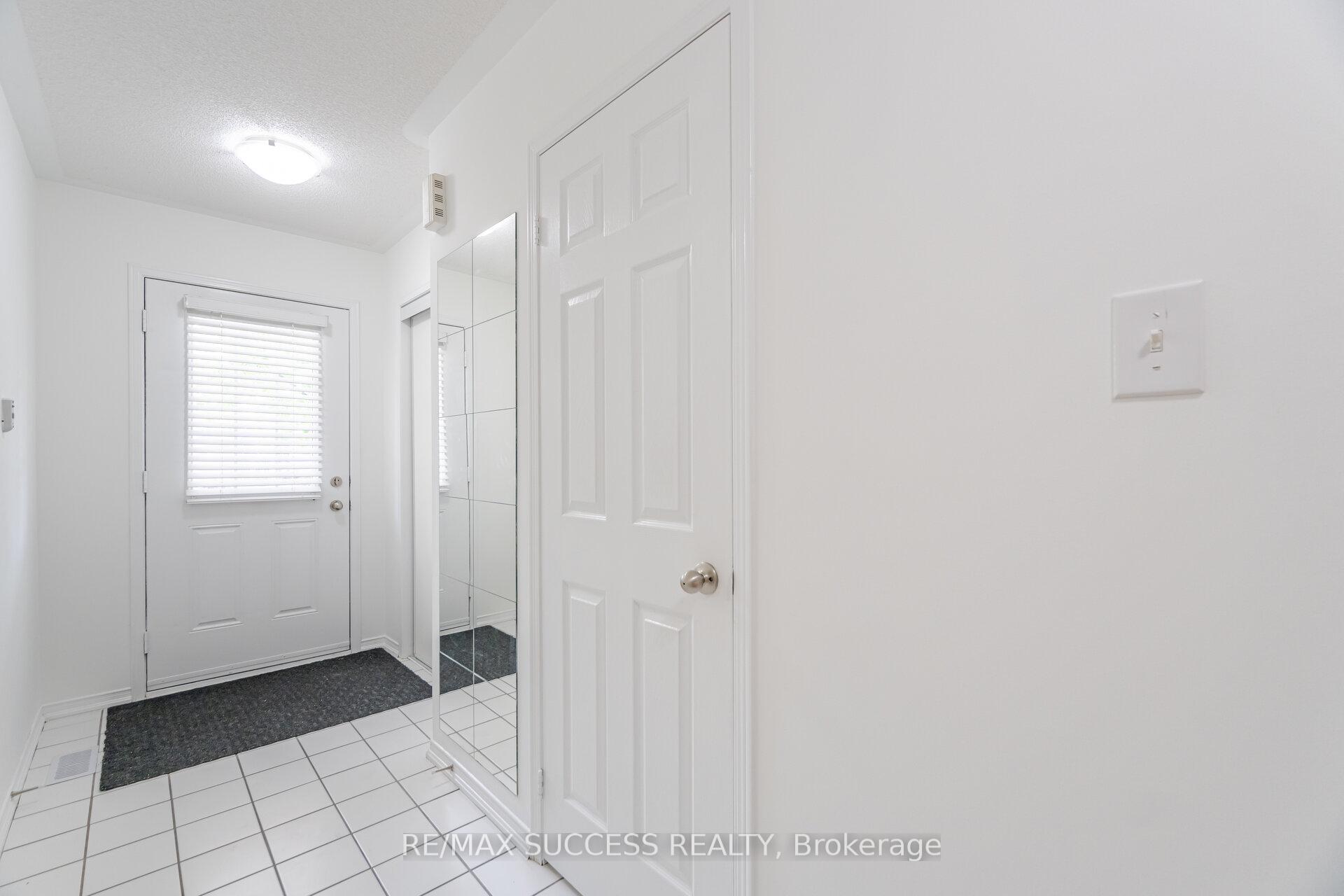 3 Bedrooms Condo at 5255 Palmetto, Mississauga For sale
