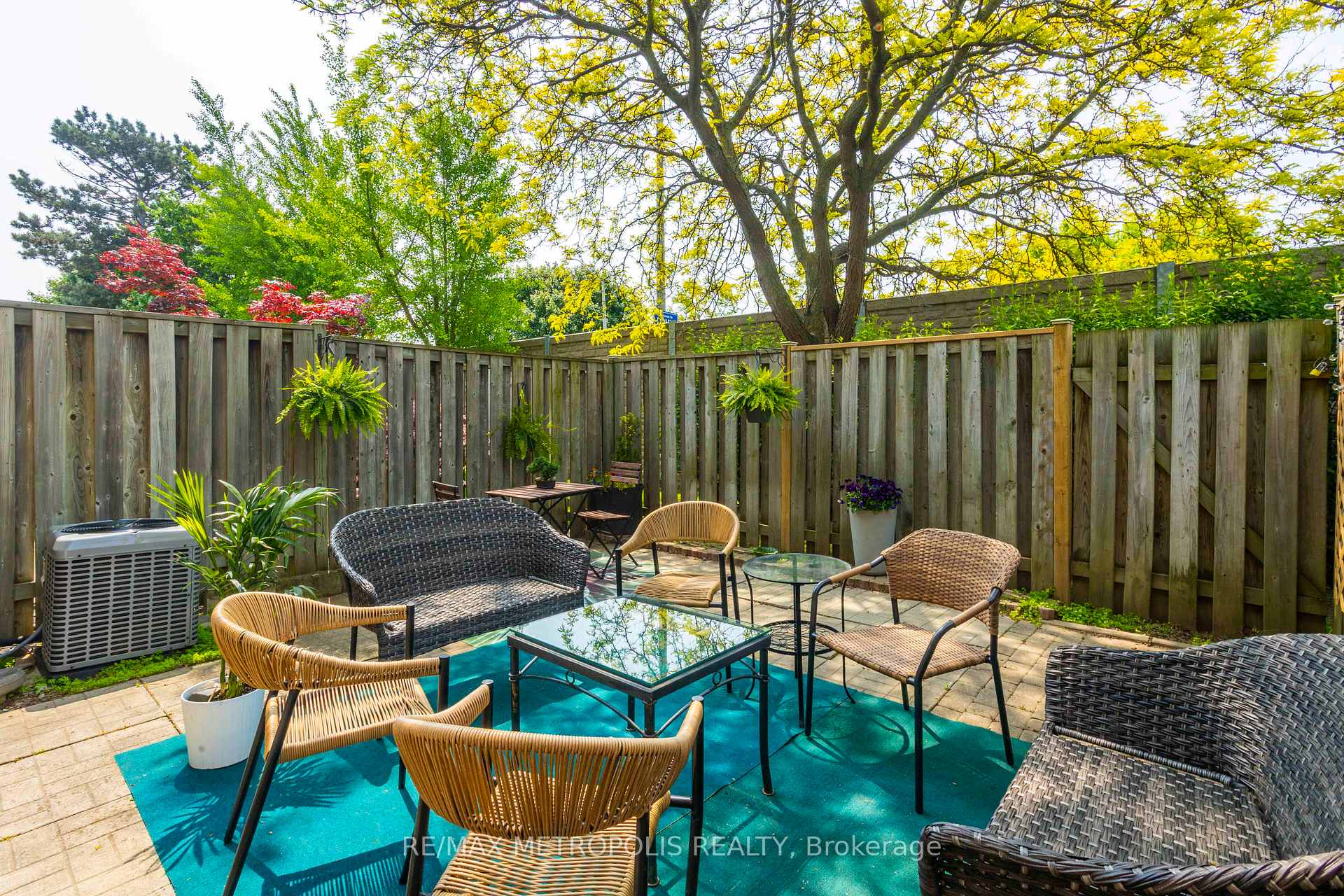 3 Bedrooms Condo at 11 Harrisford, Hamilton For sale
