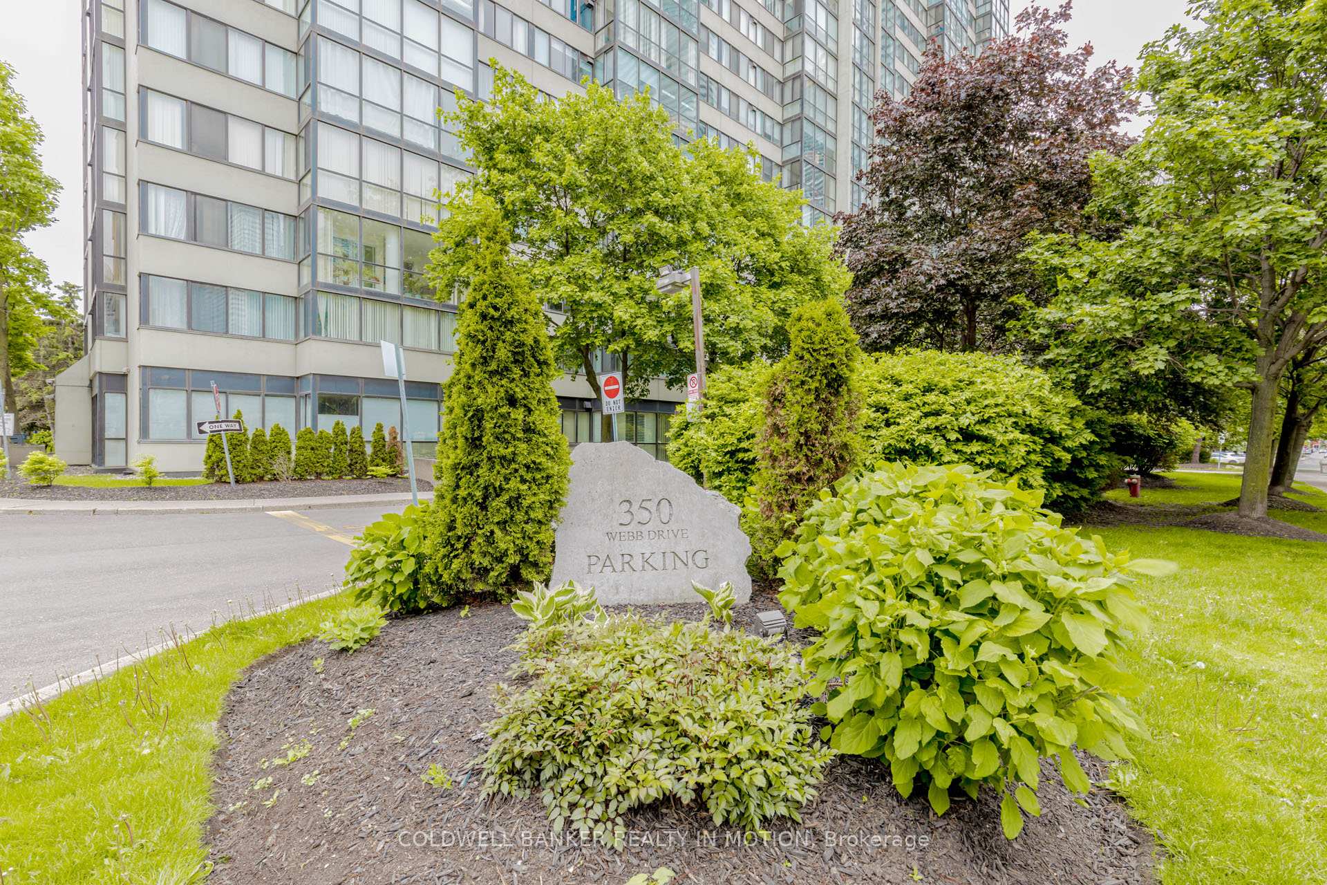 3 Bedrooms Condo at 350 Webb, Mississauga For sale