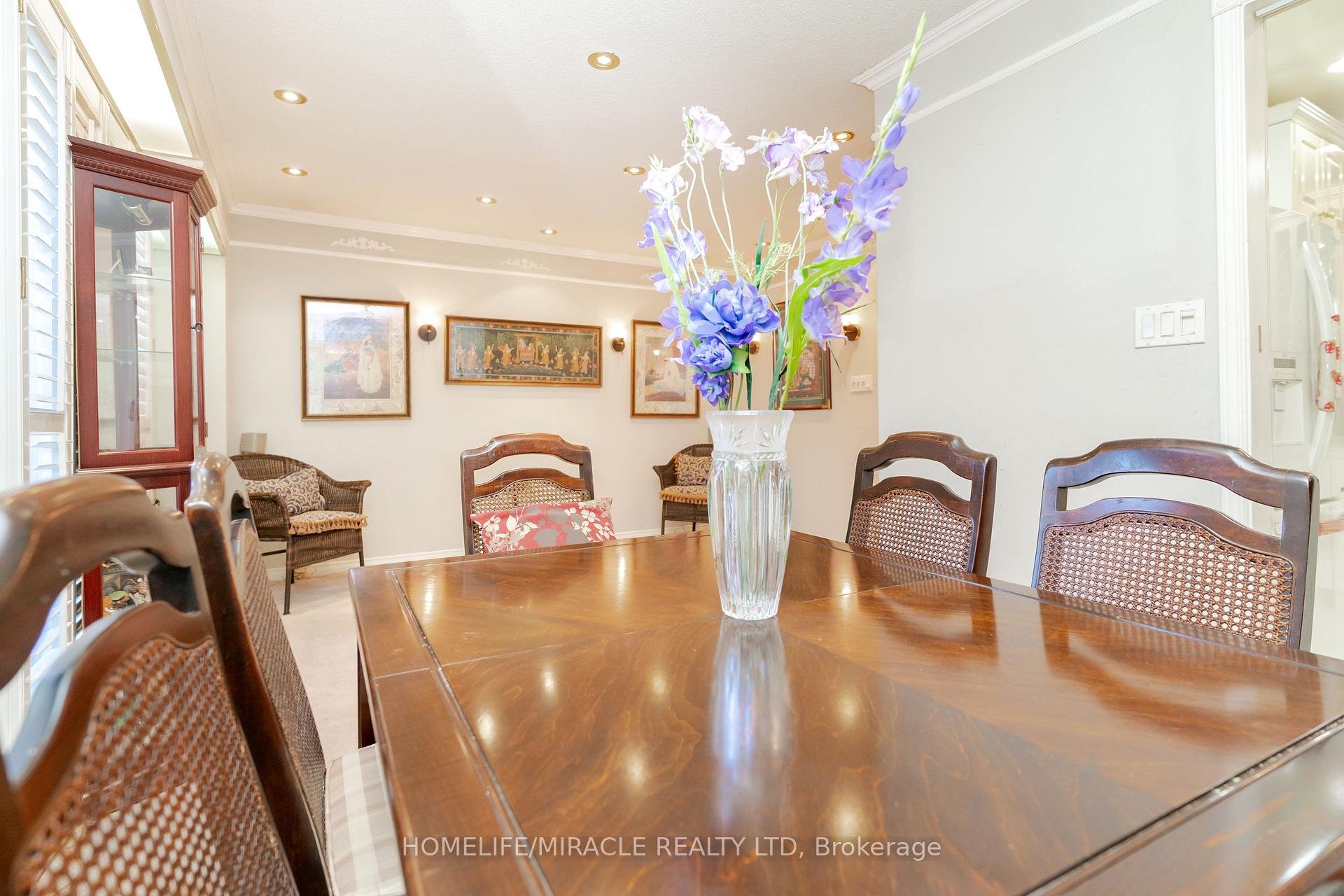 4 Bedrooms Condo at 50 Blackwell, Toronto For sale