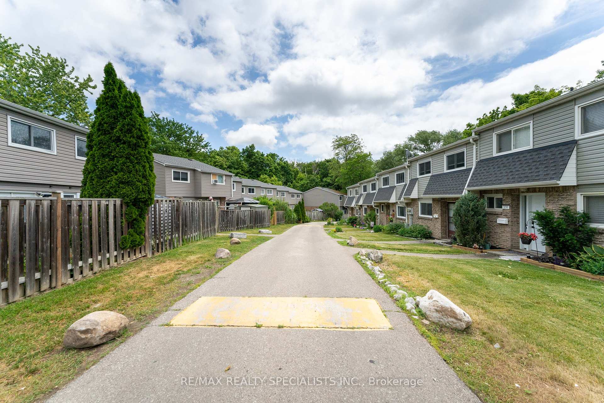 3 Bedrooms Condo at 2050 Upper Middle, Burlington For sale
