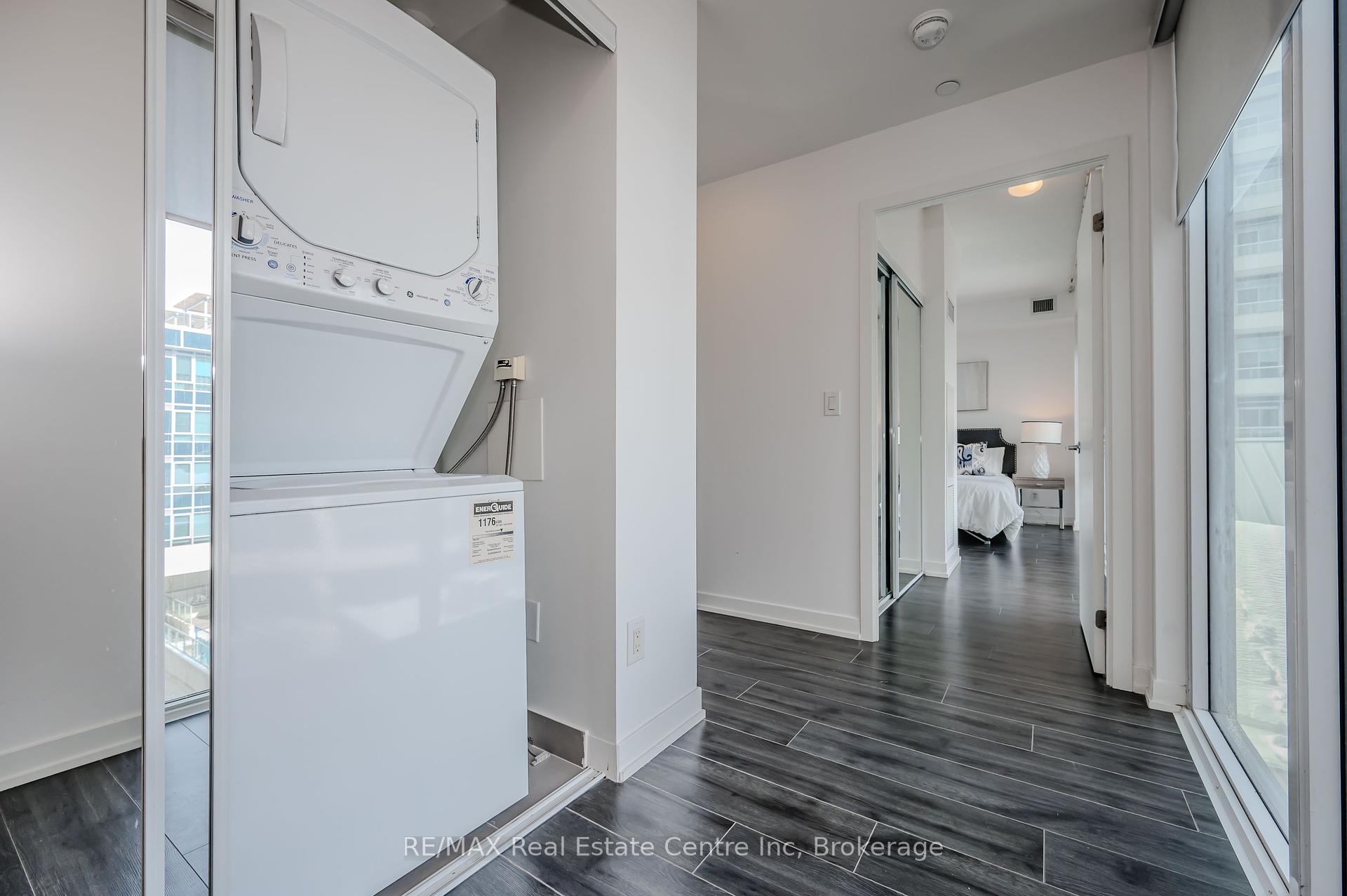 2 Bedrooms Condo at 18 Rean, Toronto For sale