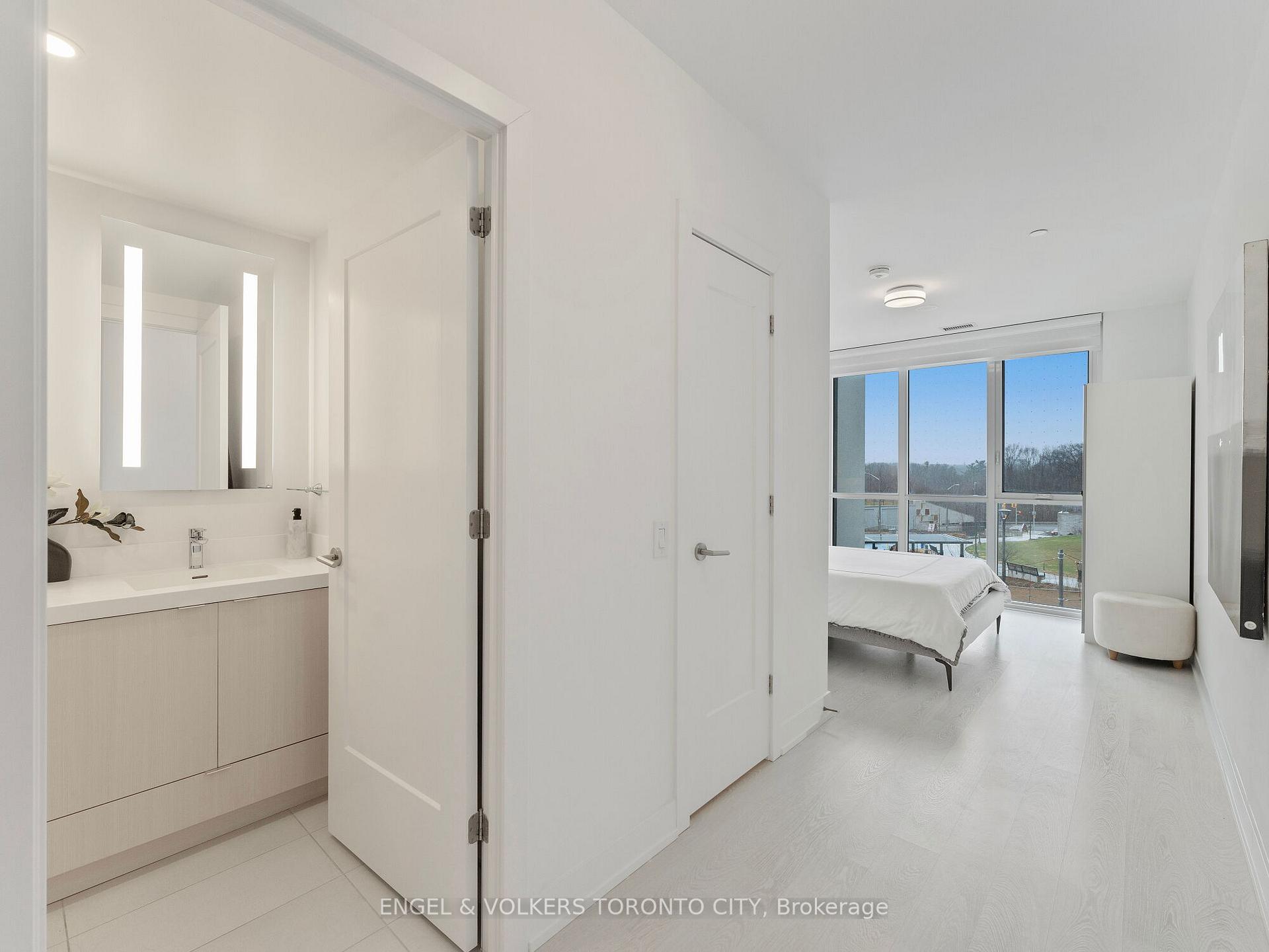 4 Bedrooms Condo at 30 Inn On The Park, Toronto For sale