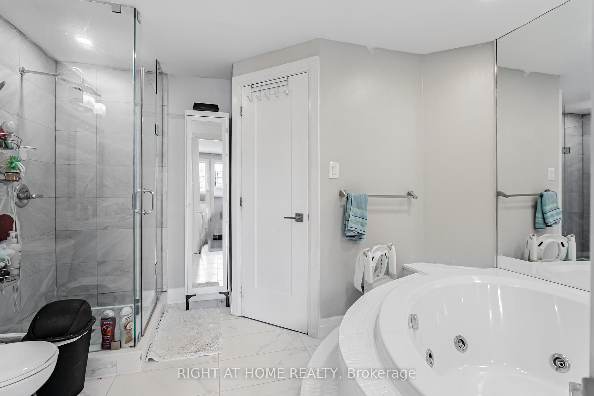 3 Bedrooms Condo at 3345 Silverado, Mississauga For sale