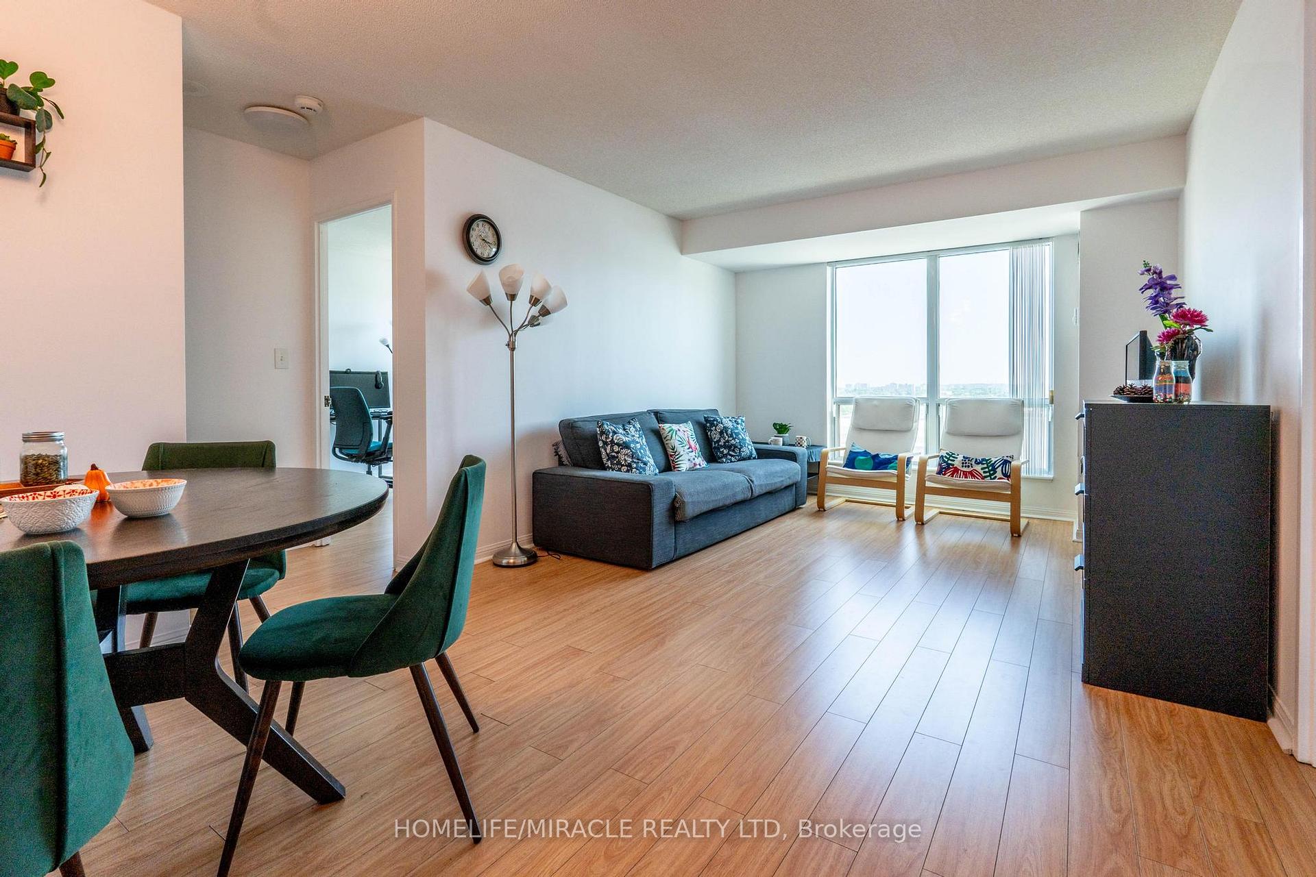 2 Bedrooms Condo at 1 Lee Centre, Toronto For sale