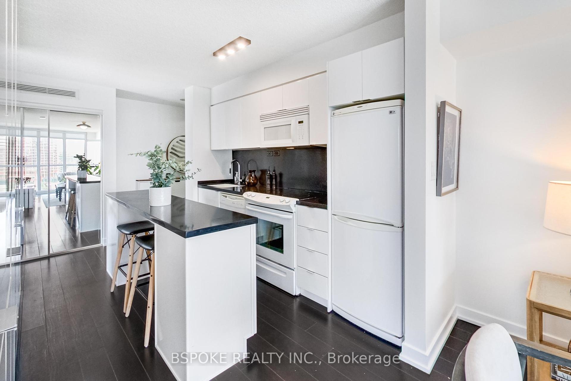 2 Bedrooms Condo at 15 Iceboat, Toronto For sale
