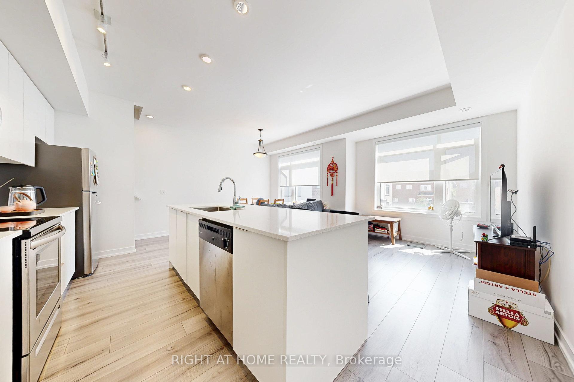 2 Bedrooms Condo at 3058 Sixth, Oakville For sale