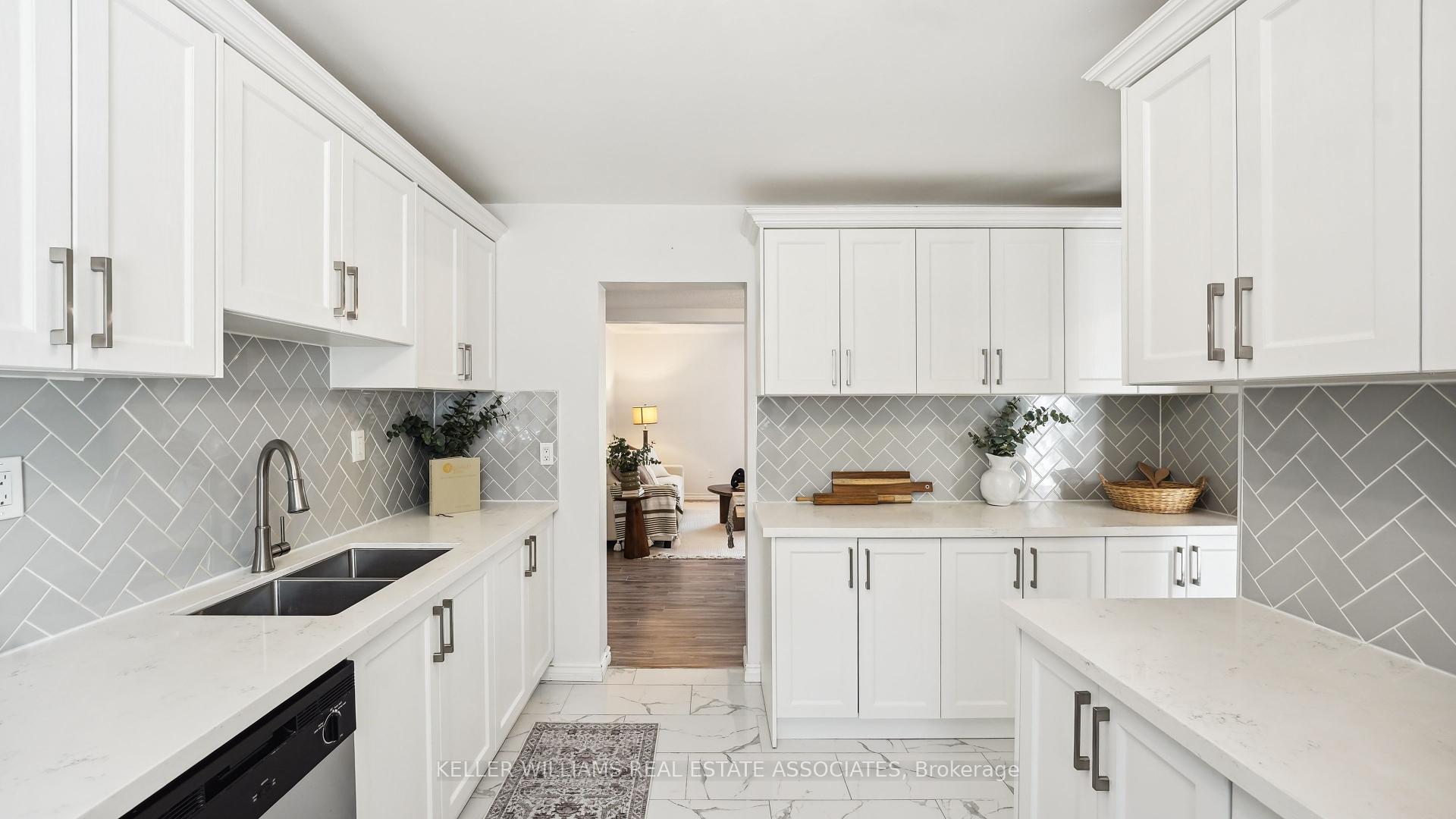 3 Bedrooms Condo at 6855 Glen Erin, Mississauga For sale