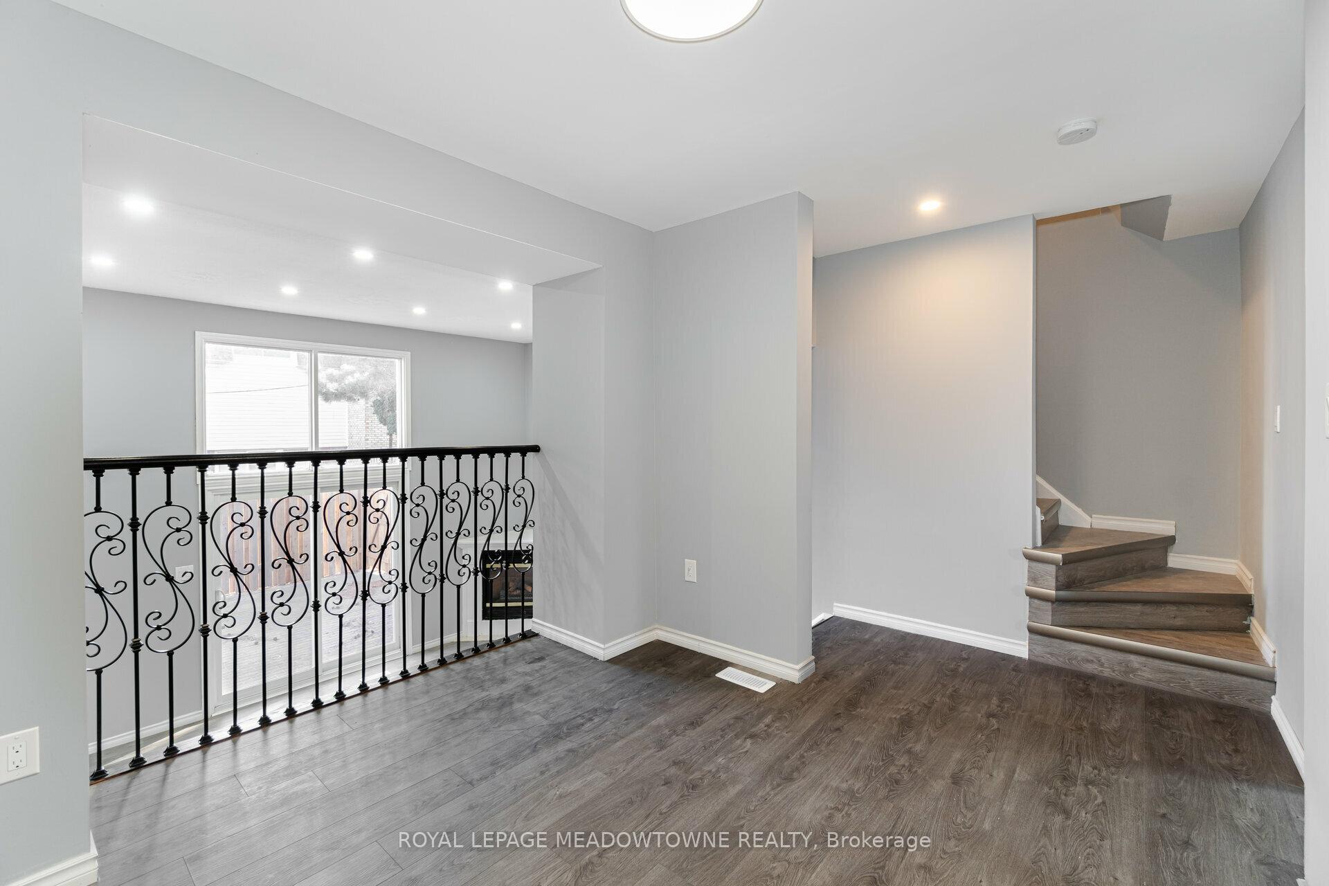 3 Bedrooms Condo at 11 Harrisford, Hamilton For sale