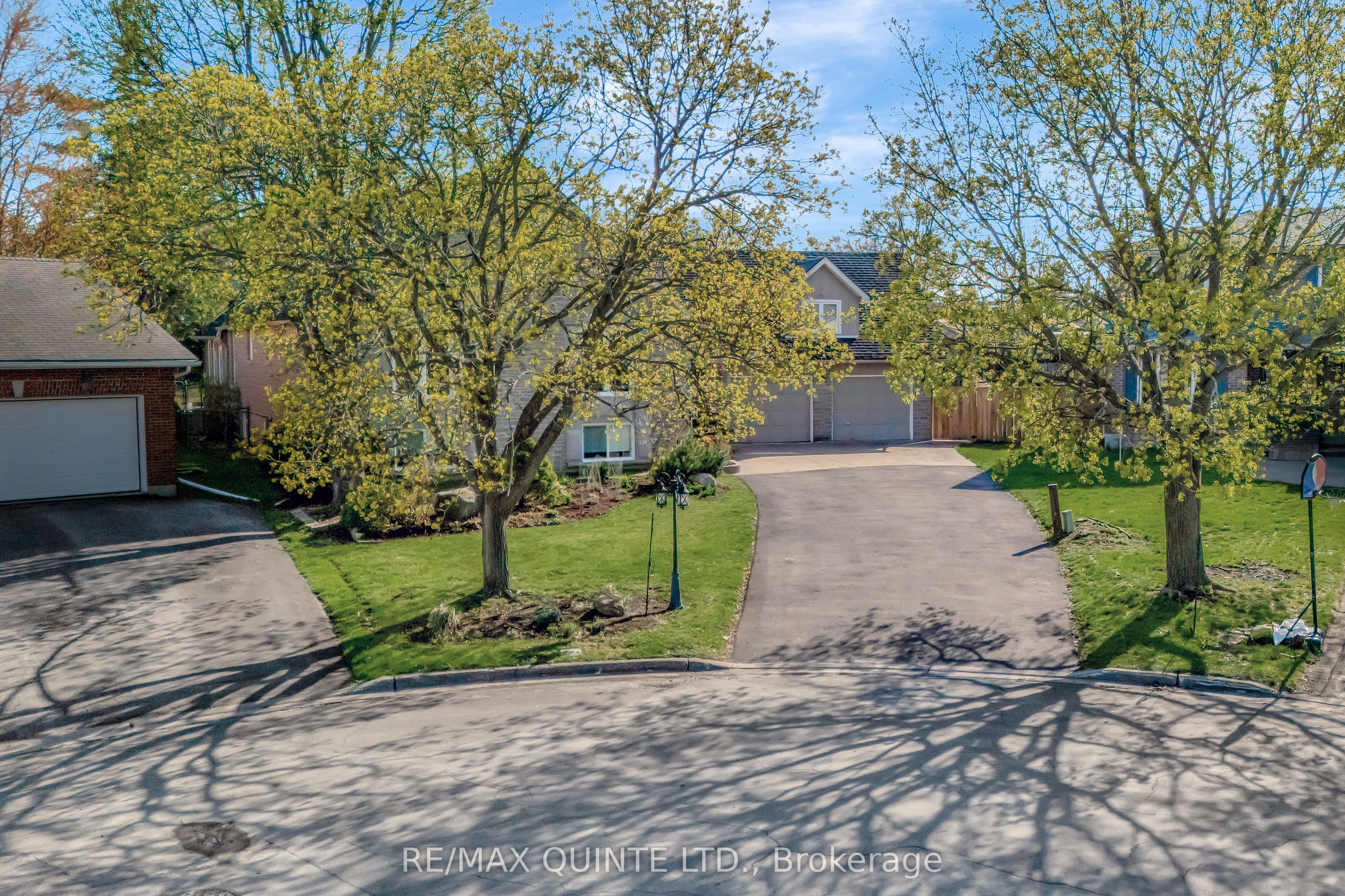 14 Thompson Court, Belleville, ON K8P 5C3