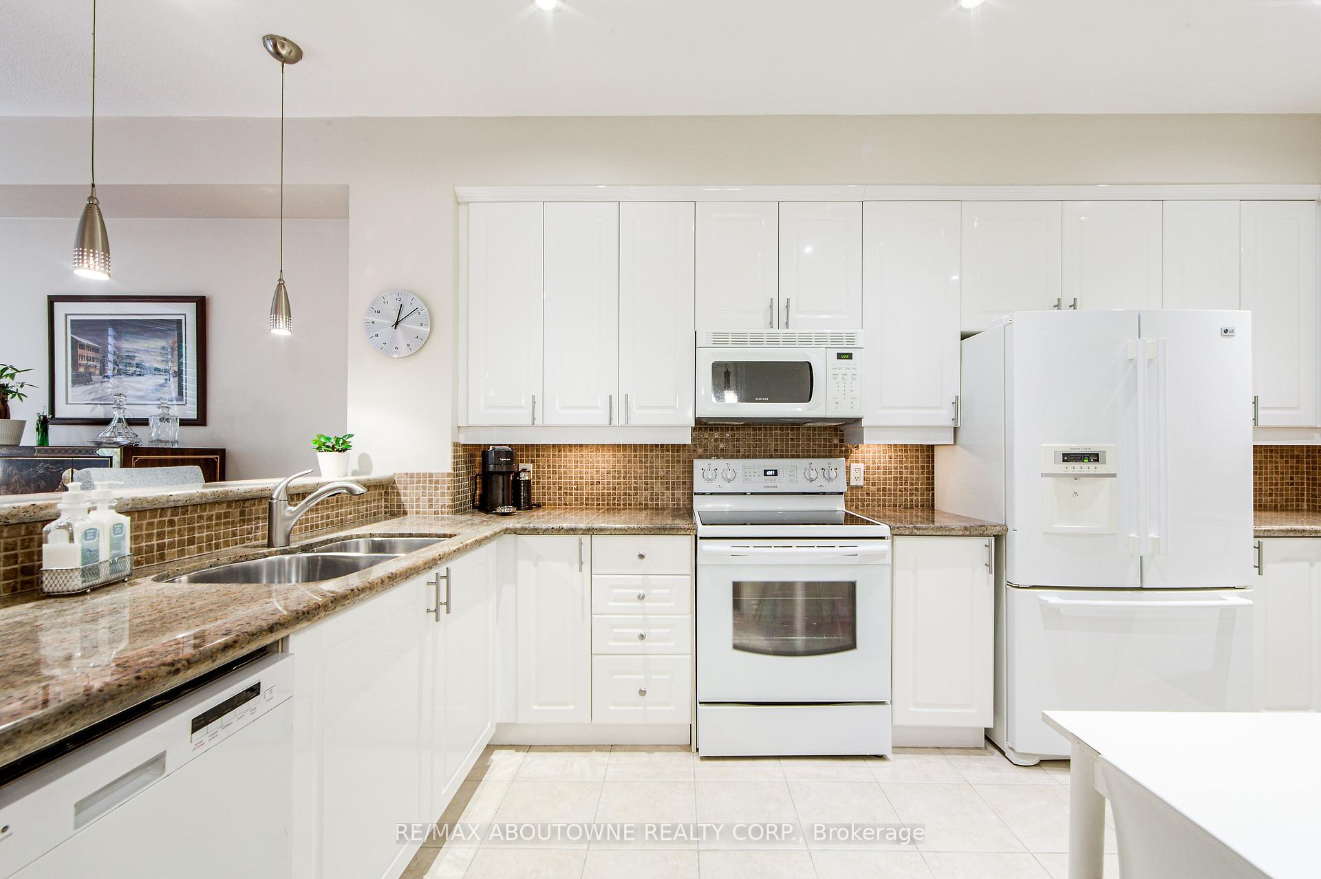 4 Bedrooms Condo at 300 Ravineview, Oakville For sale