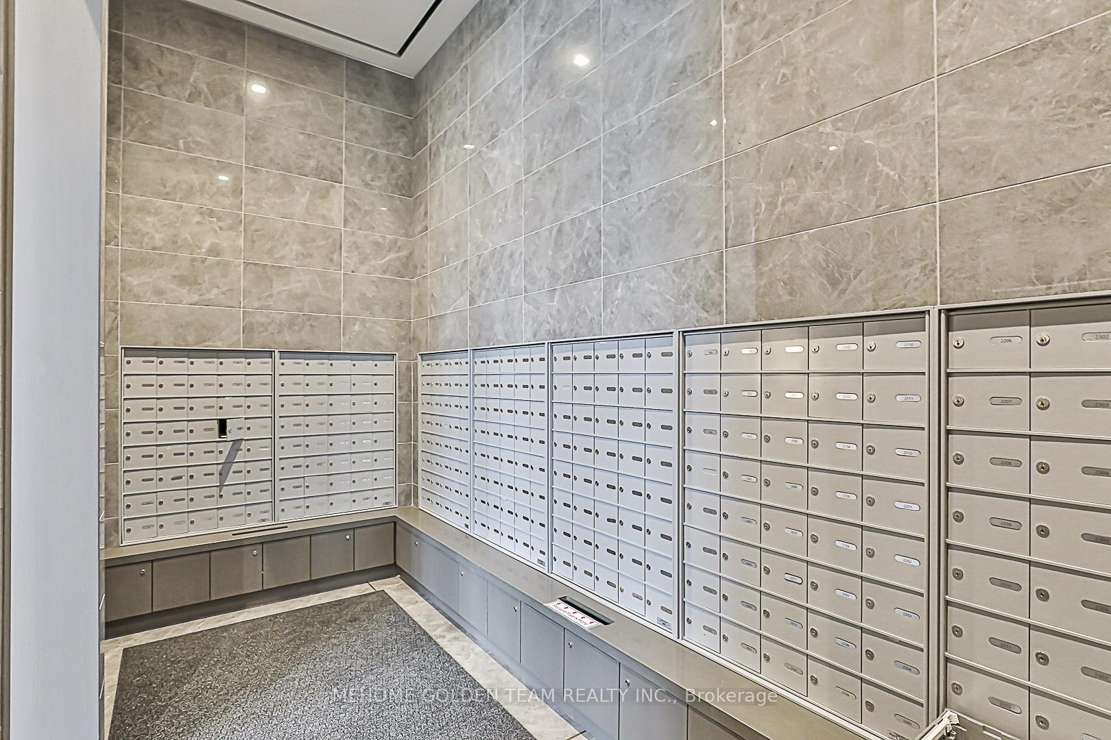 3 Bedrooms Condo at 15 Holmes, Toronto For sale