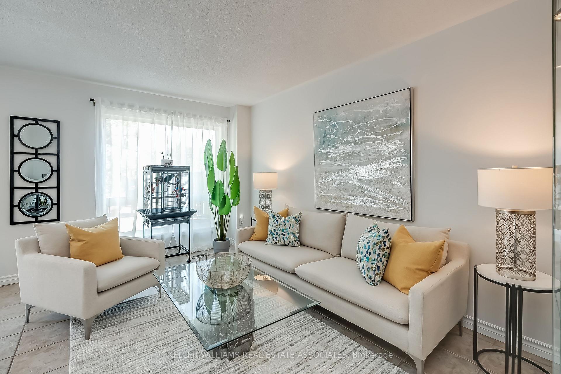 4 Bedrooms Condo at 5305 Glen Erin, Mississauga For sale