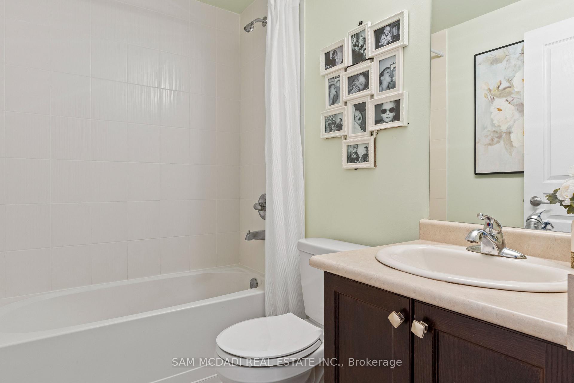 2 Bedrooms Condo at 570 Lolita, Mississauga For sale
