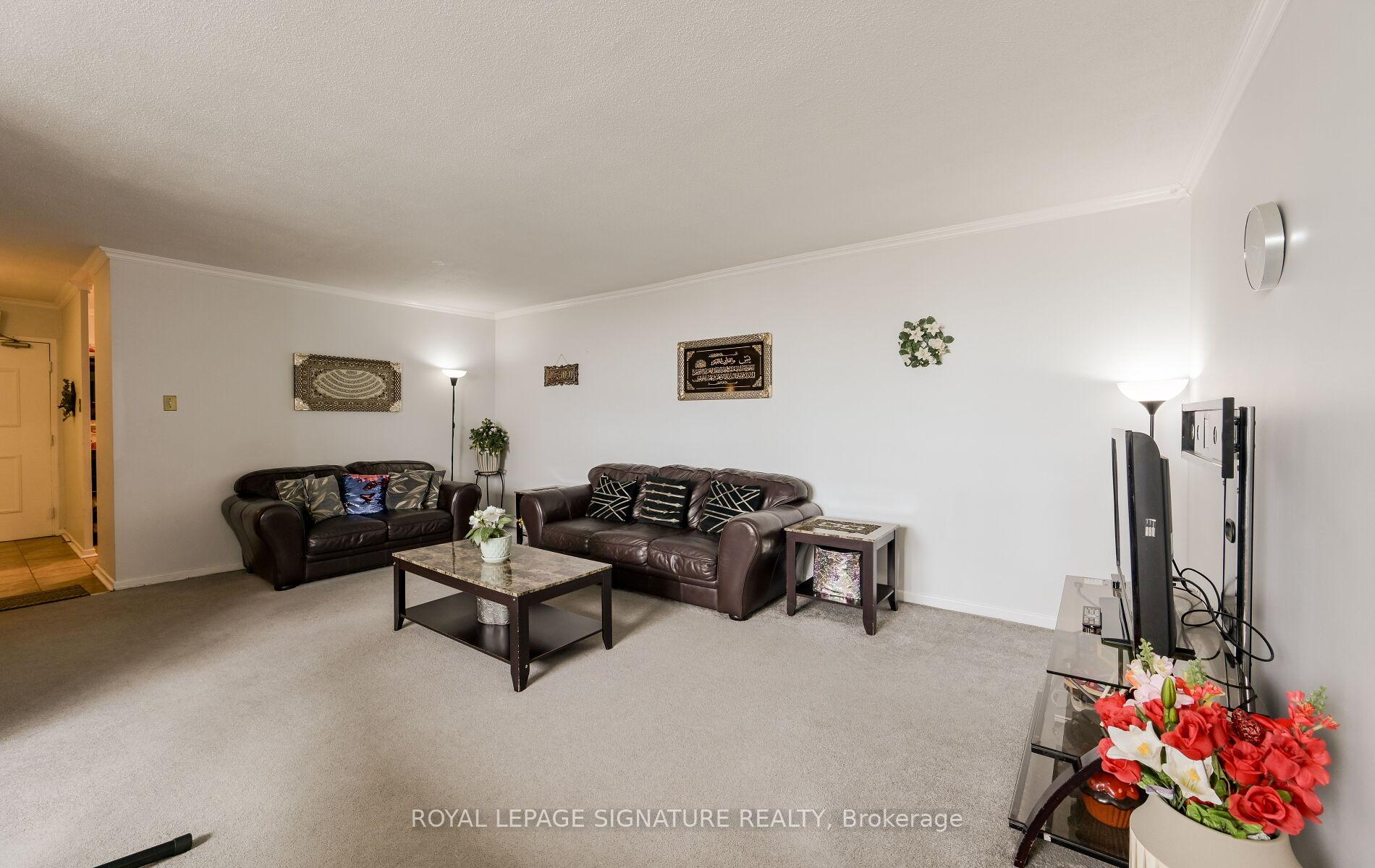 4 Bedrooms Condo at 2323 Confederation, Mississauga For sale