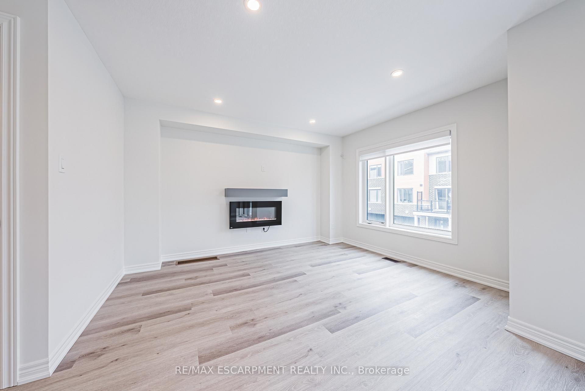 3 Bedrooms Condo at 55 Dryden,  Hamilton For sale