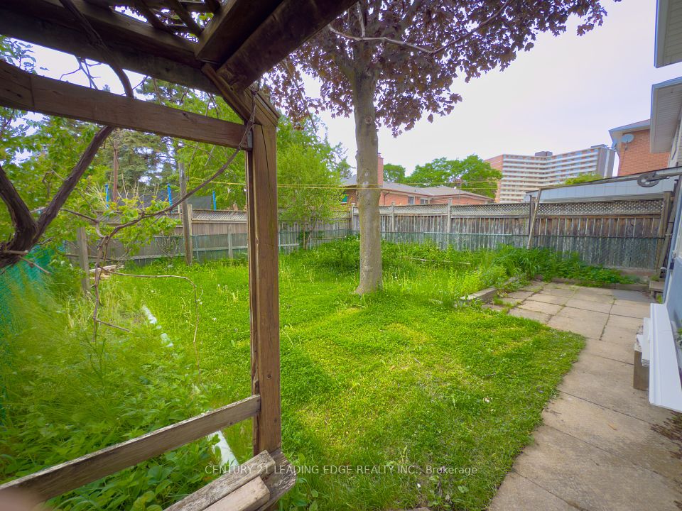 10 Clipper Road, Toronto, ON M2J 4C9