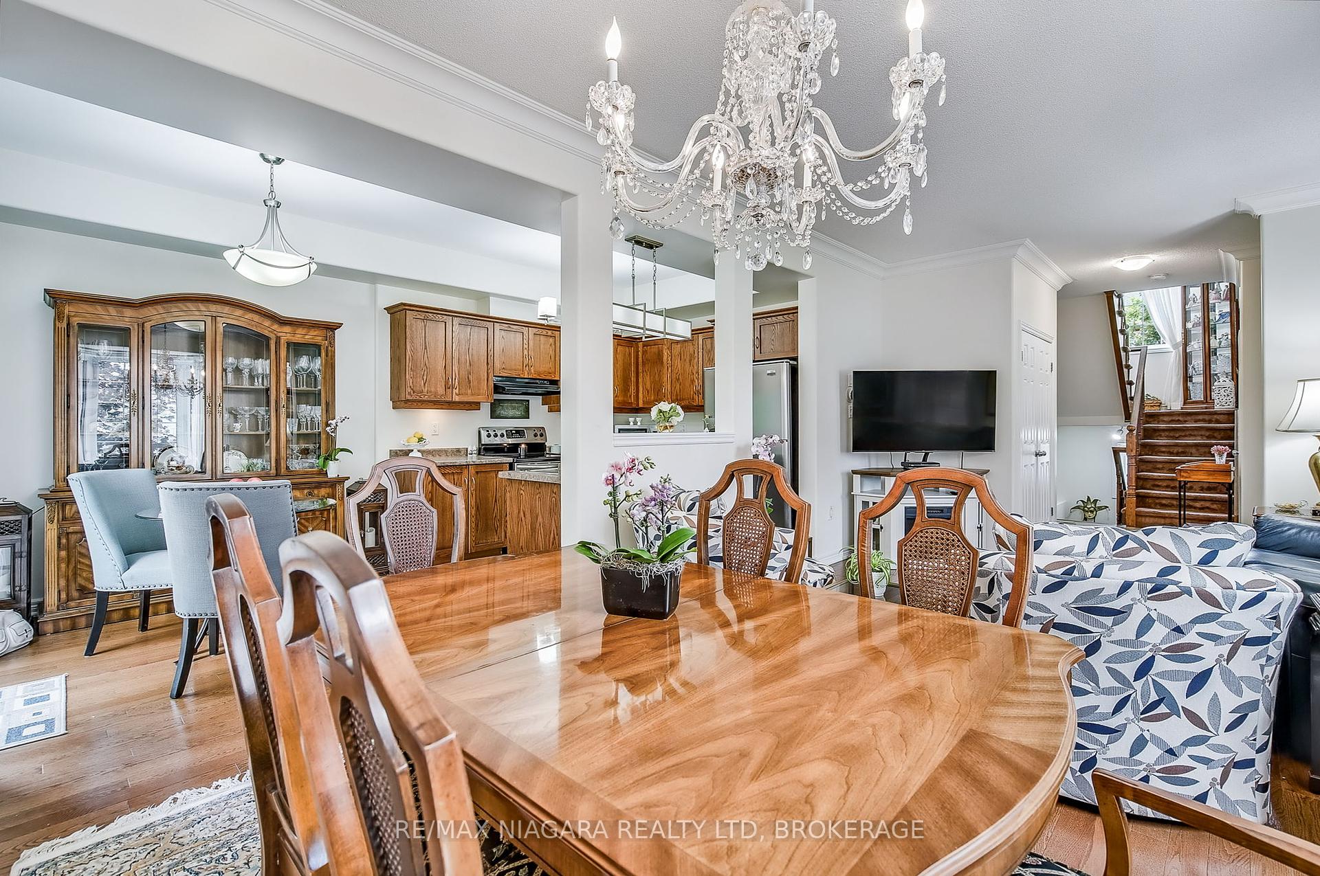 3 Bedrooms Condo at 5 Liddycoat, Hamilton For sale
